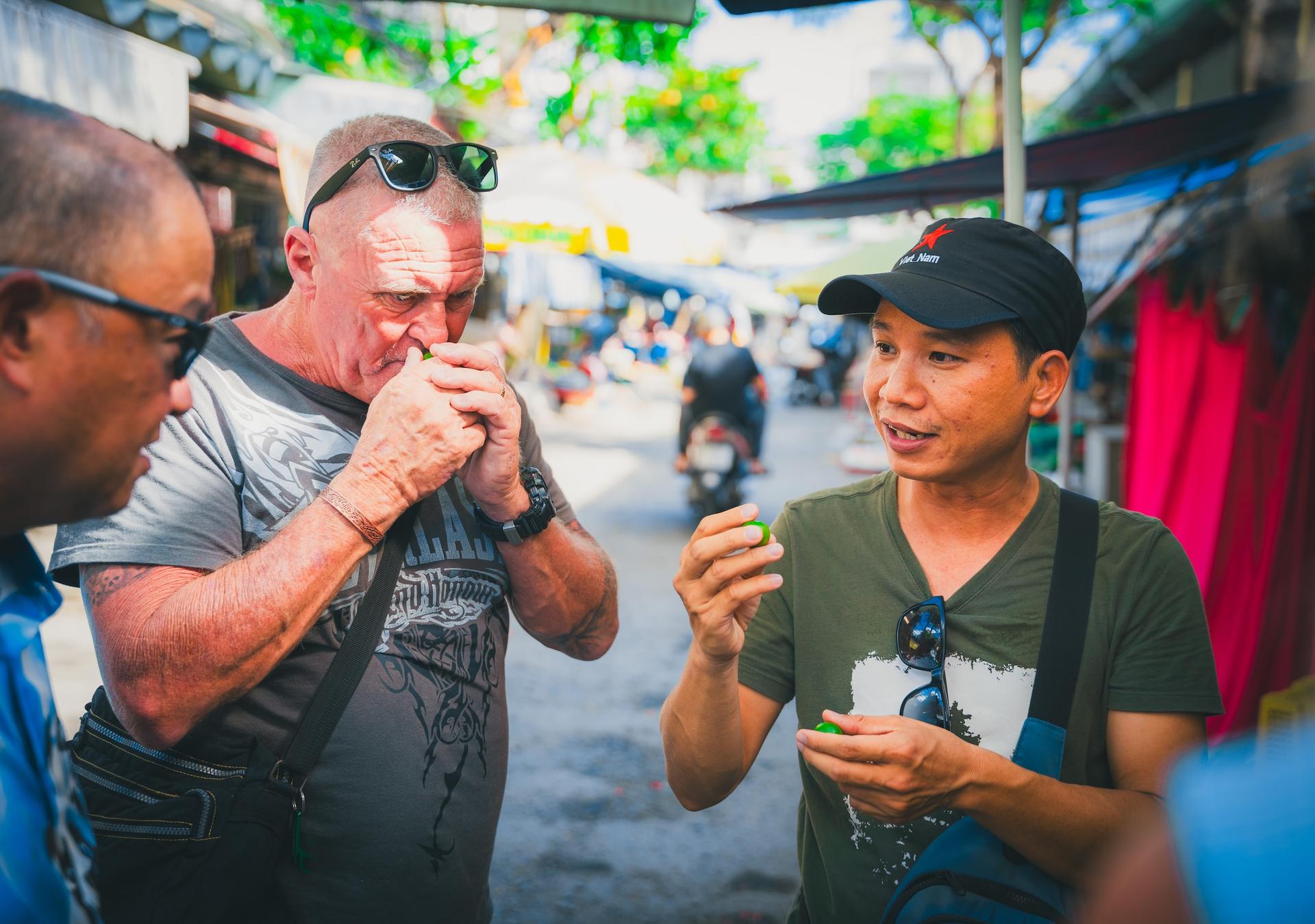 Hoi An Evening Street Food Tour with a Local Guide - Thumbnail 3