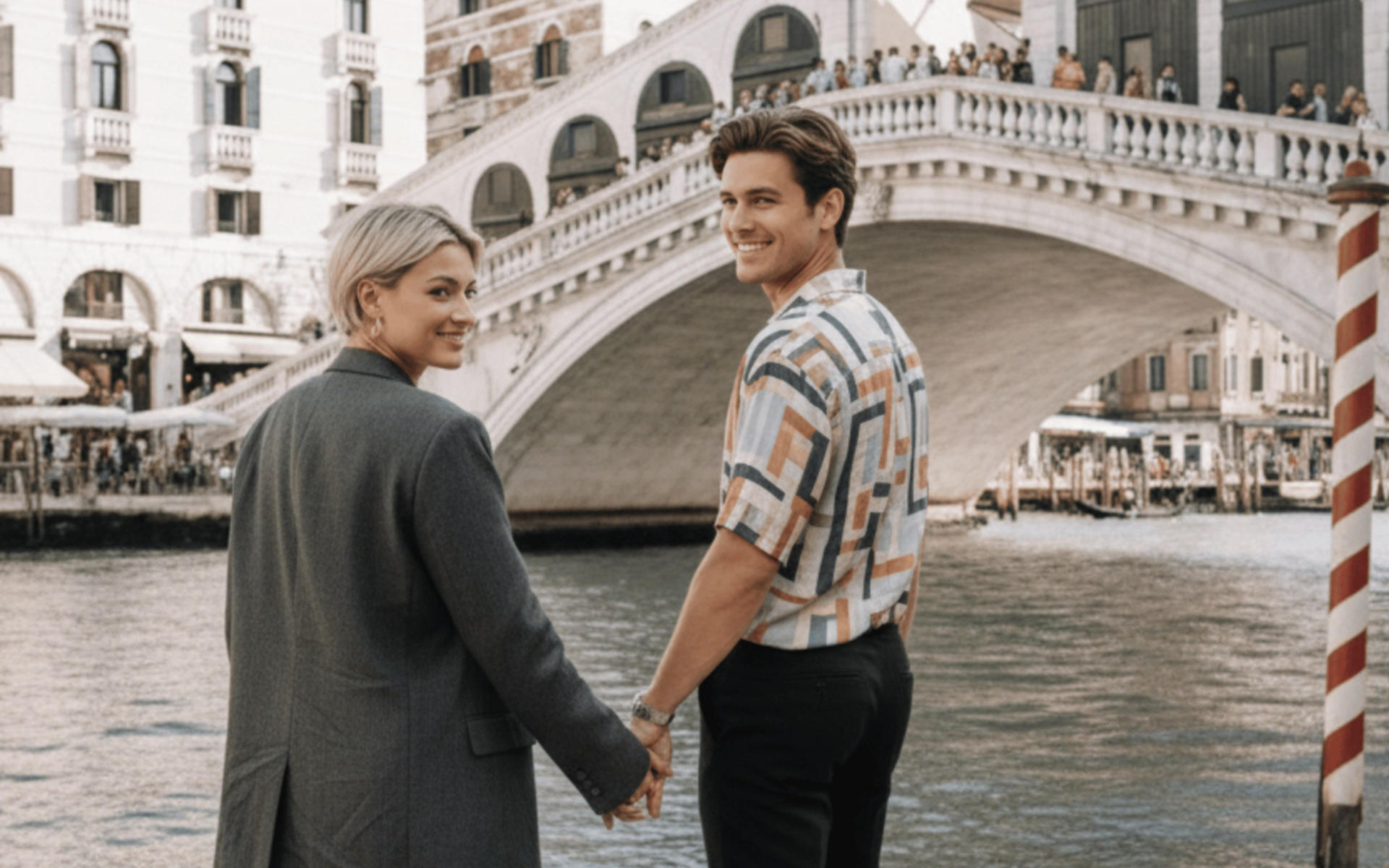 A Romantic Photoshoot in the Heart of Venice - Thumbnail 4