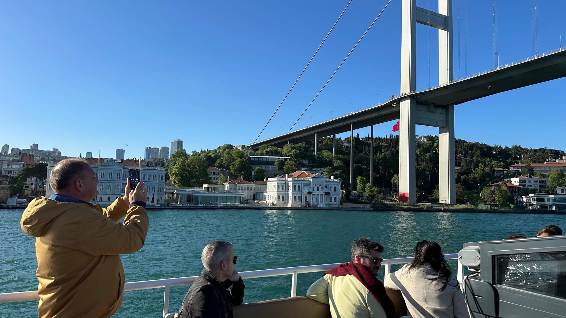 Mega Lufer Sightseeing Cruise with Audio Guide in Istanbul - Thumbnail 4