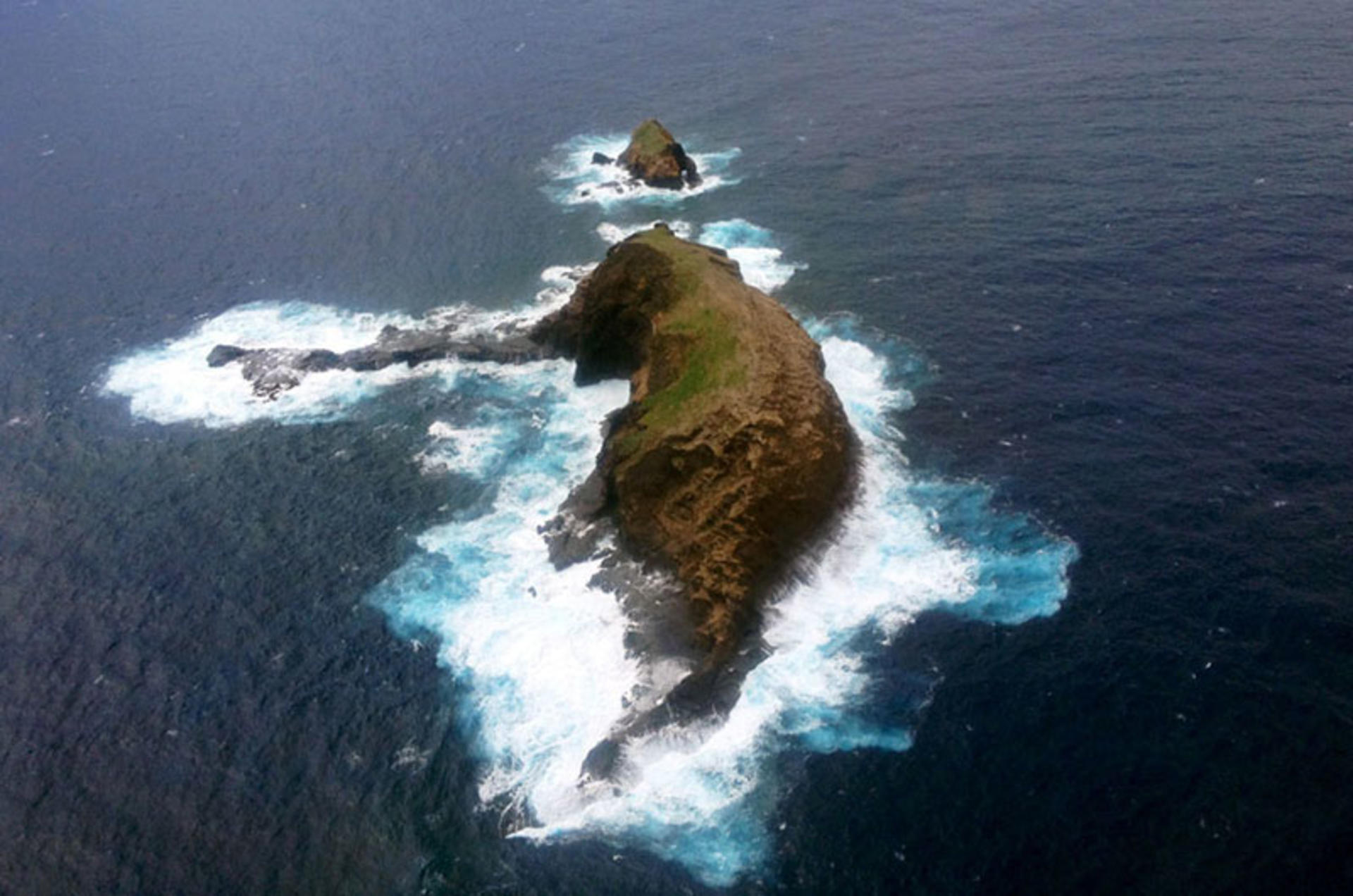 Molokai Voyage Helicopter Tour in Maui - Thumbnail 4