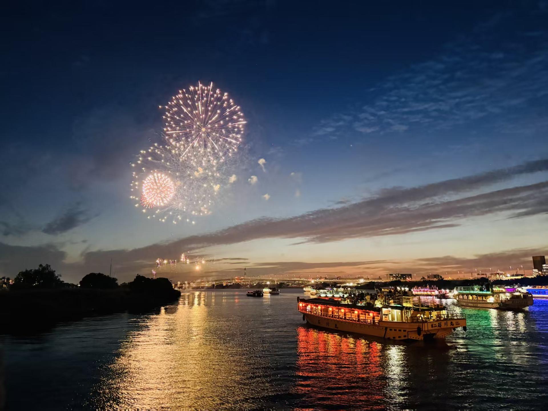 Tokyo Bay Grand Fireworks Festival Special Yakatabune Cruise: Sea Fireworks Viewing, Sukiyaki, and Traditional Japanese Performance - Thumbnail 3