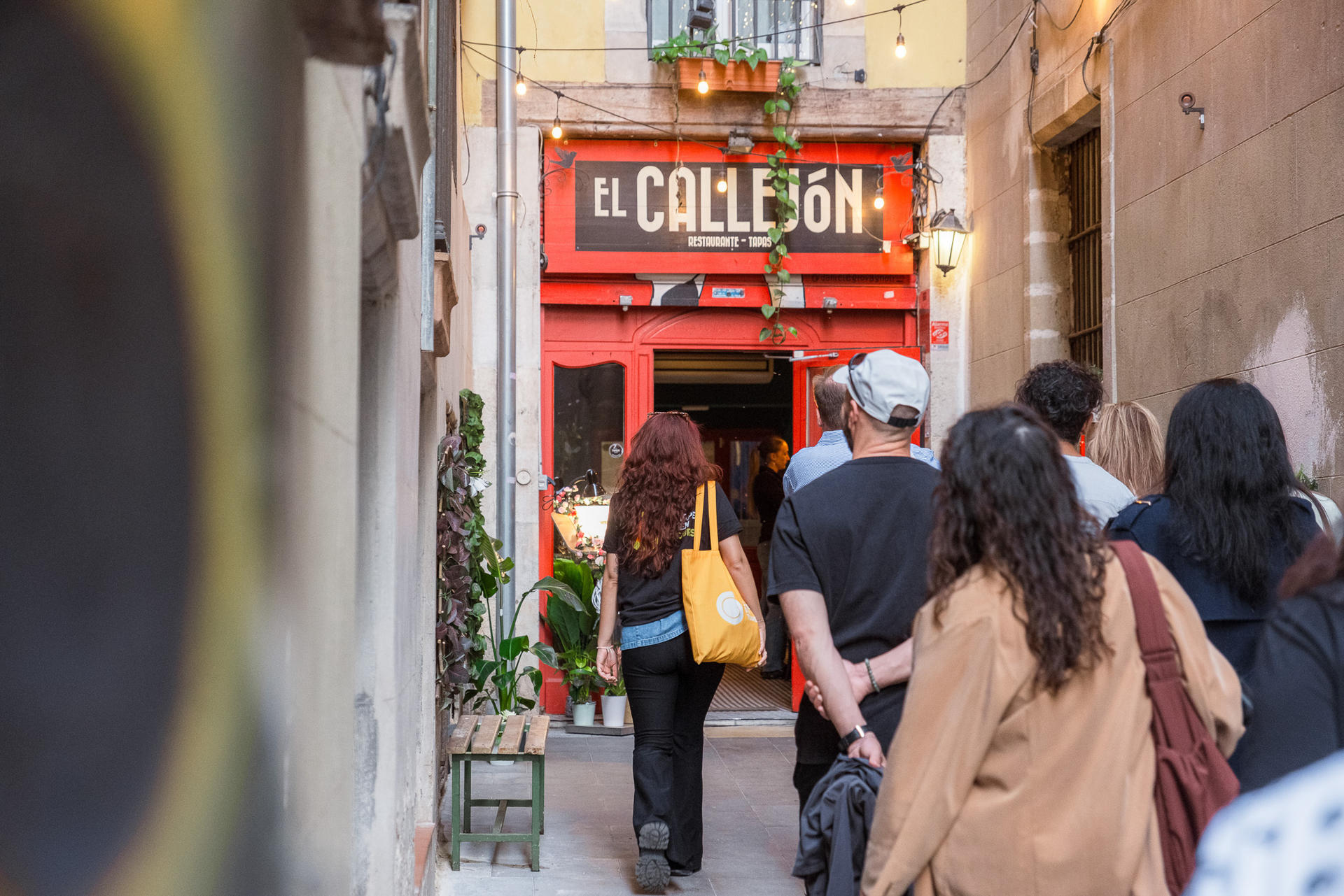Barcelona Tapas & Drinks Walking Tour in El Born - Thumbnail 4