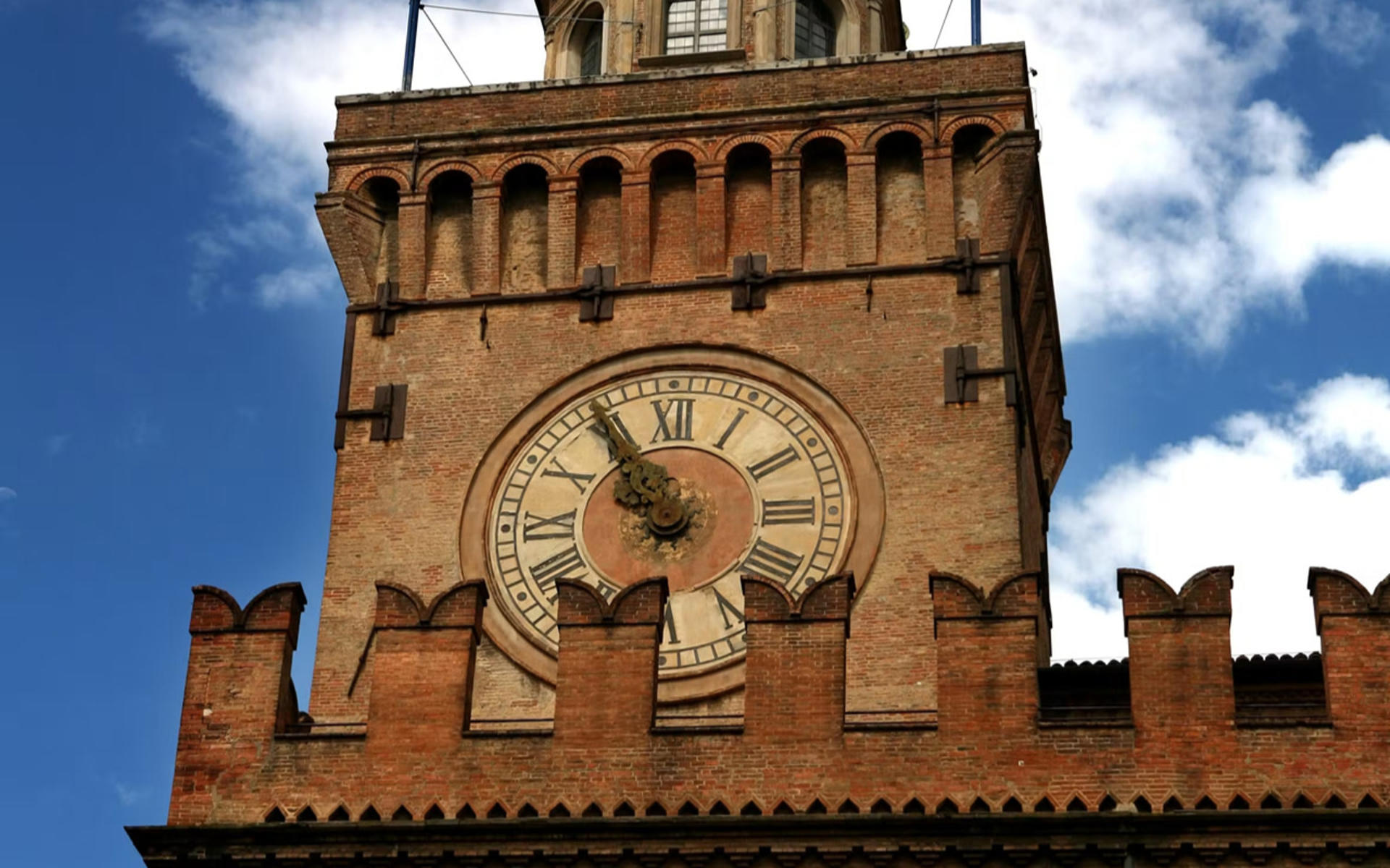 Bologna Clock Tower and Municipal Art Collections tour with tasting - Thumbnail 3