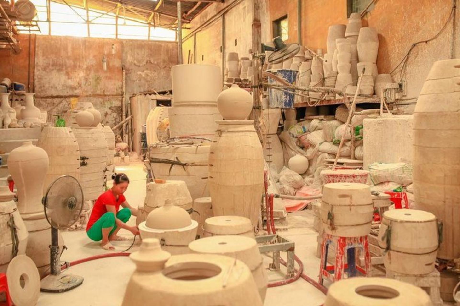 Hanoi Half-Day Jeep Tour to Bat Trang Pottery Village & Workshop - Thumbnail 16
