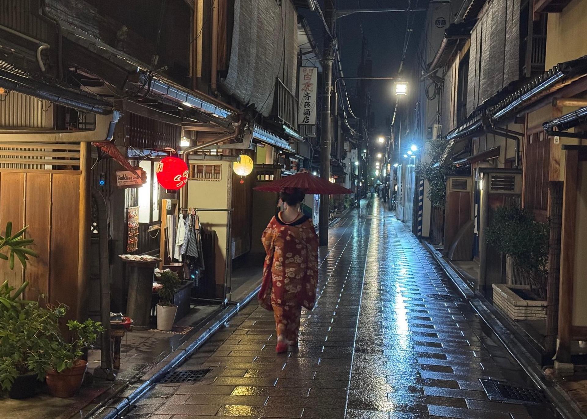 Kyoto Gion Night Tour: Exploring the Geisha District and Hidden Gems - Thumbnail 3