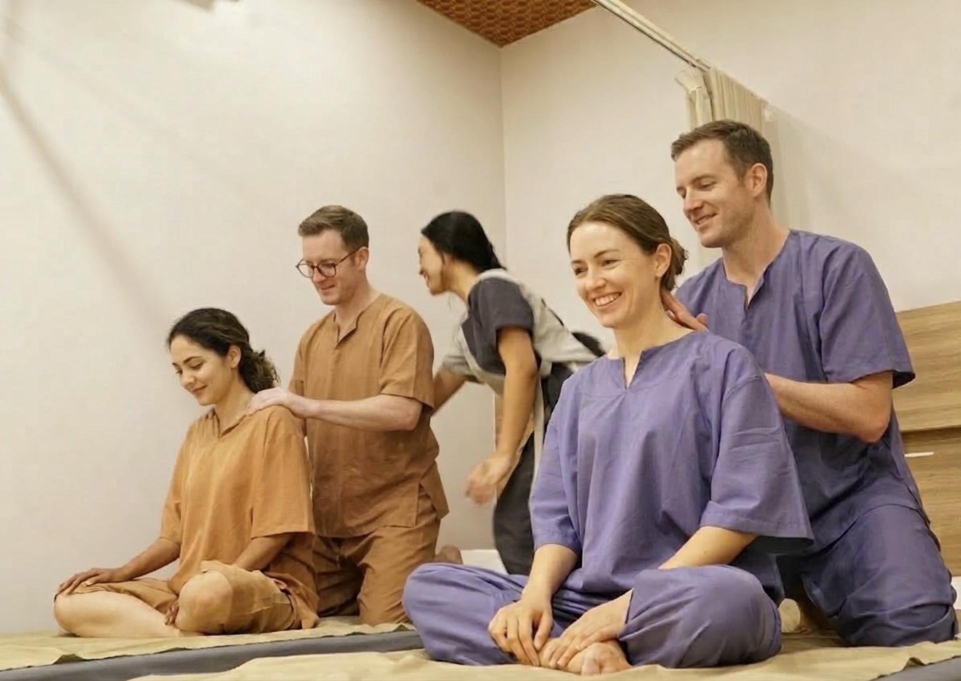 Best Couples Thai Massage Workshop at BTS Taksin in Bangkok - Thumbnail 7