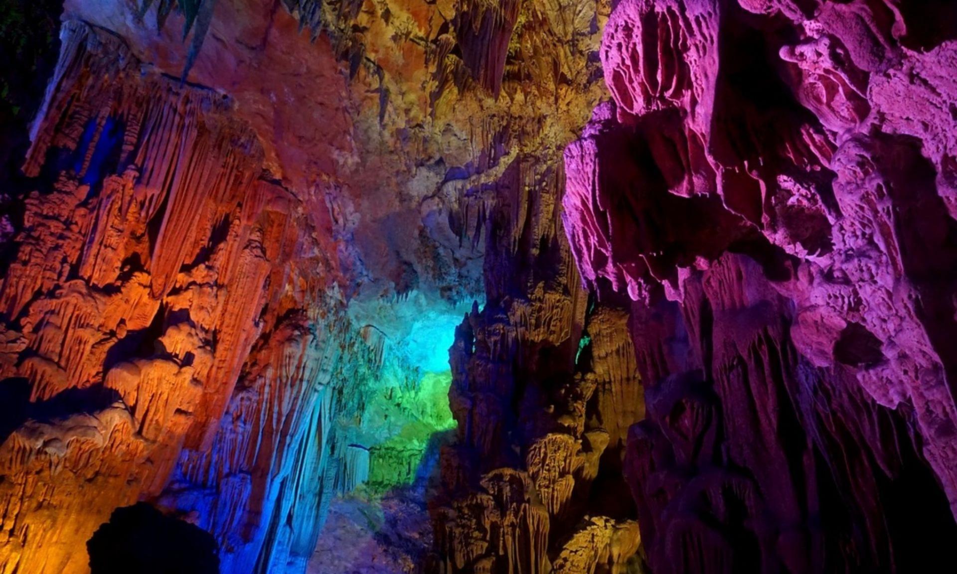 Guilin City Day Tour: Suburb Ancient Town and Reed Flute Cave - Image 1