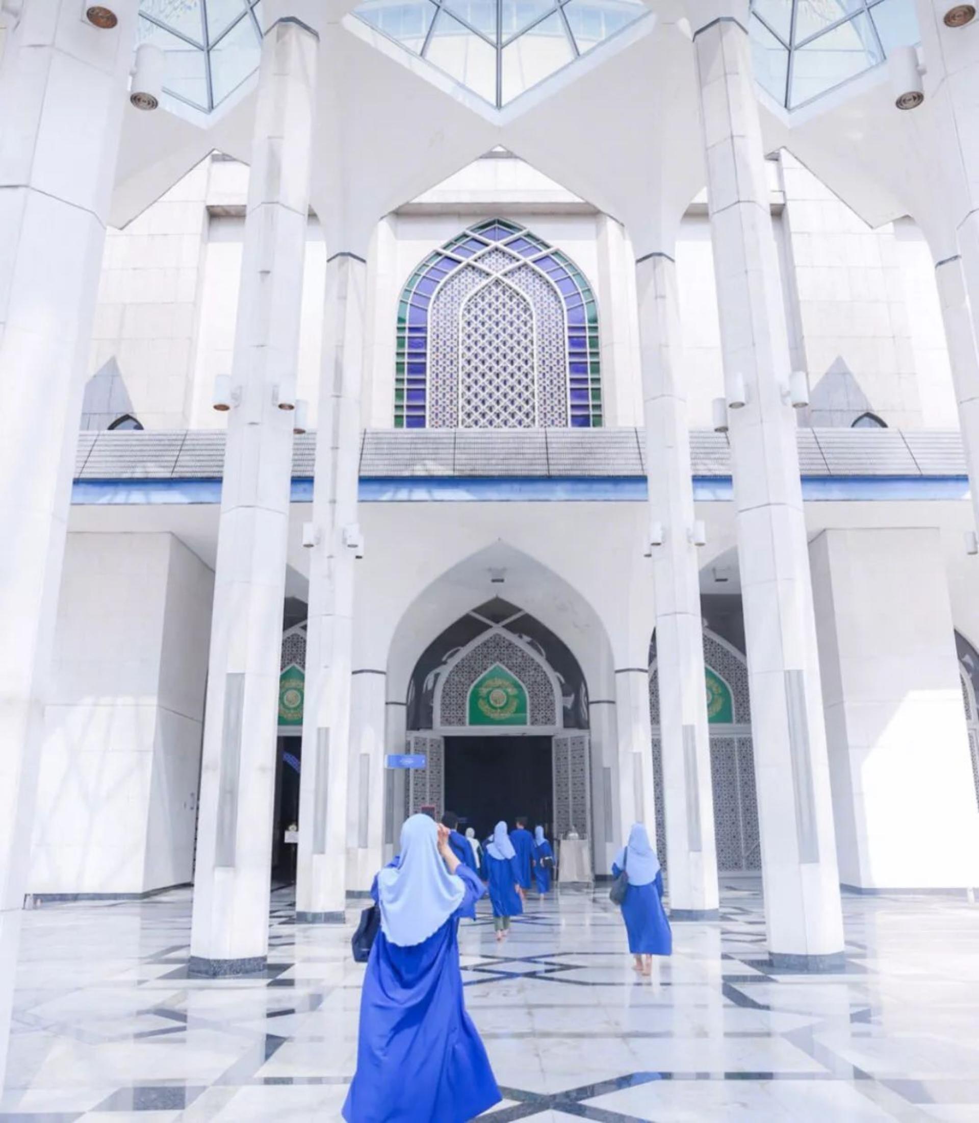 Explore Putrajaya Pink Mosque and Blue Mosque Shah Alam - Thumbnail 4
