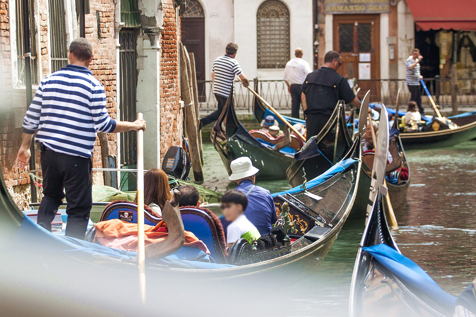 Traditional Shared Gondola Ride in Venice - Thumbnail 3