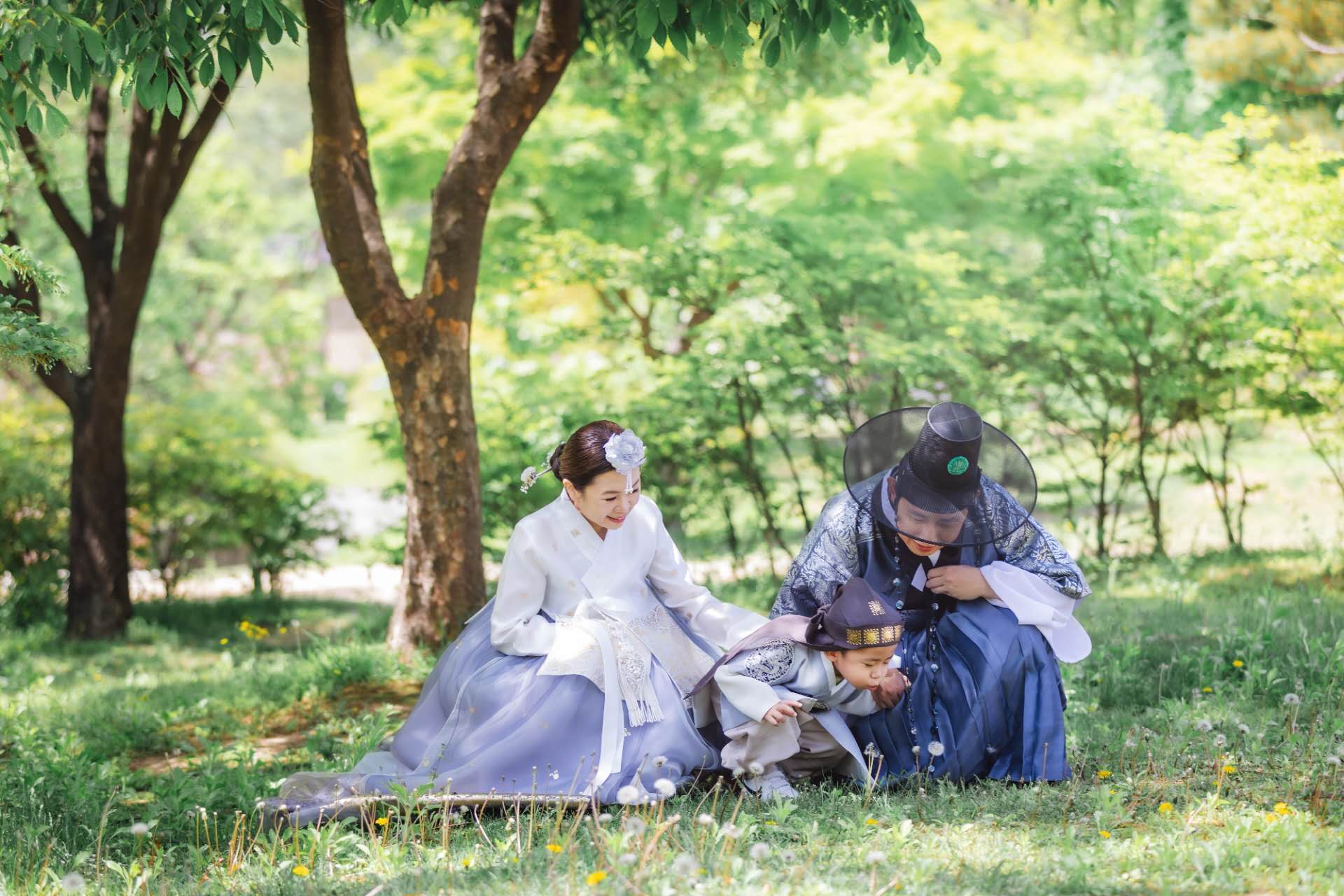 Hanbok Experience with Photographer at Gyeongbokgung - Thumbnail 23
