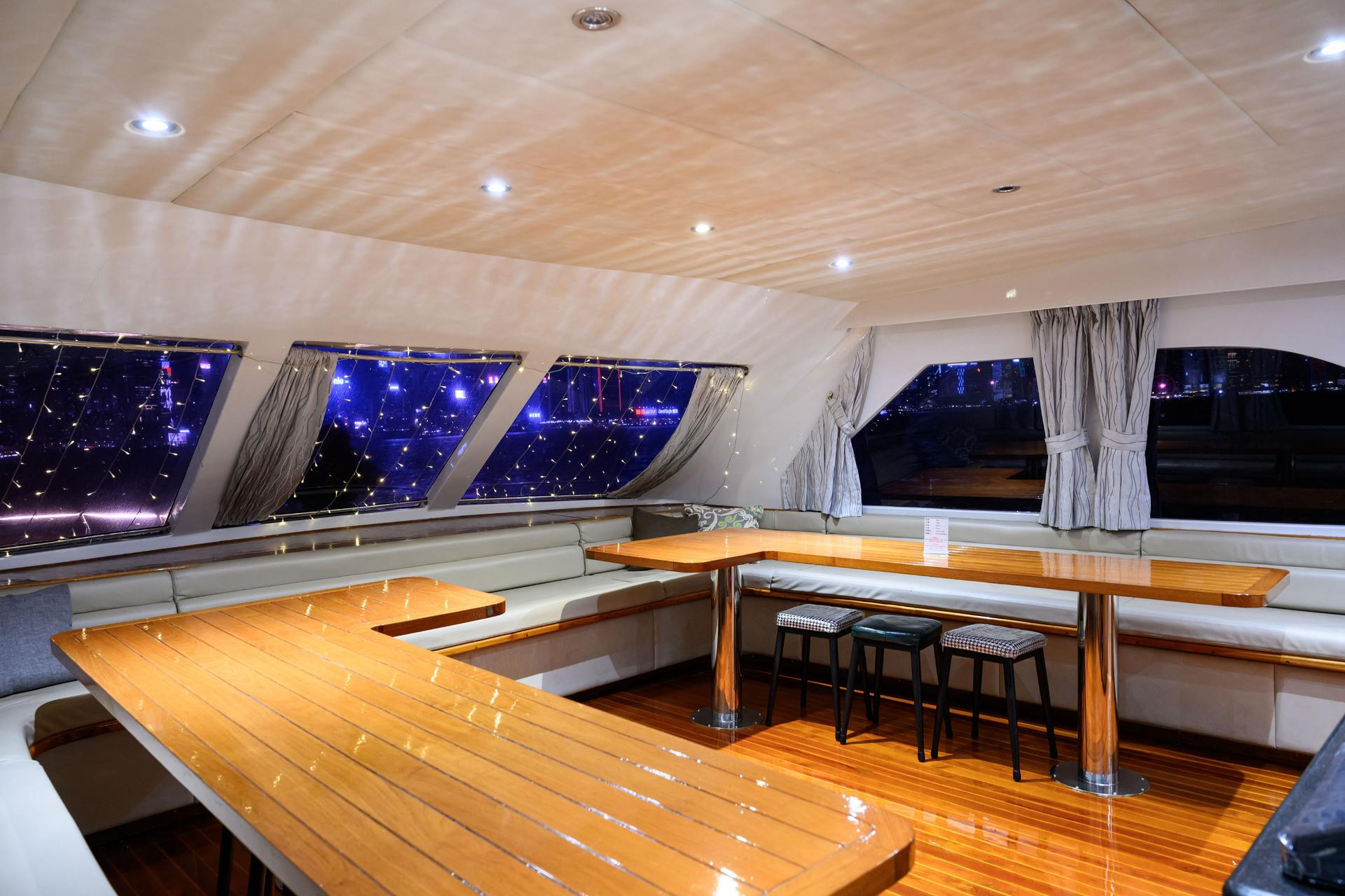 Hong Kong Starlight Night Tour Western-style luxury yacht cruises  - Thumbnail 6