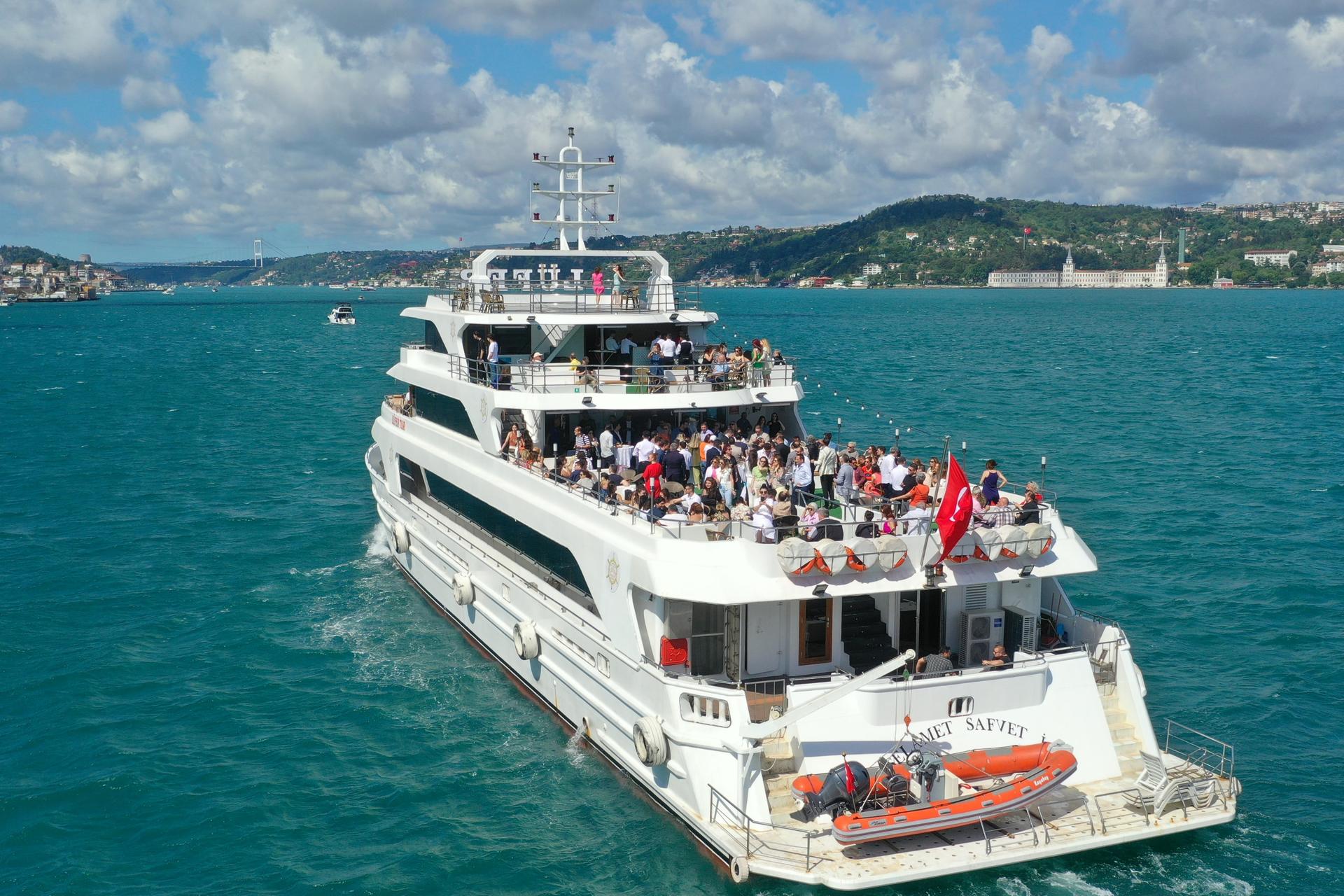 Mega Lufer Sightseeing Cruise with Audio Guide in Istanbul - Image 1