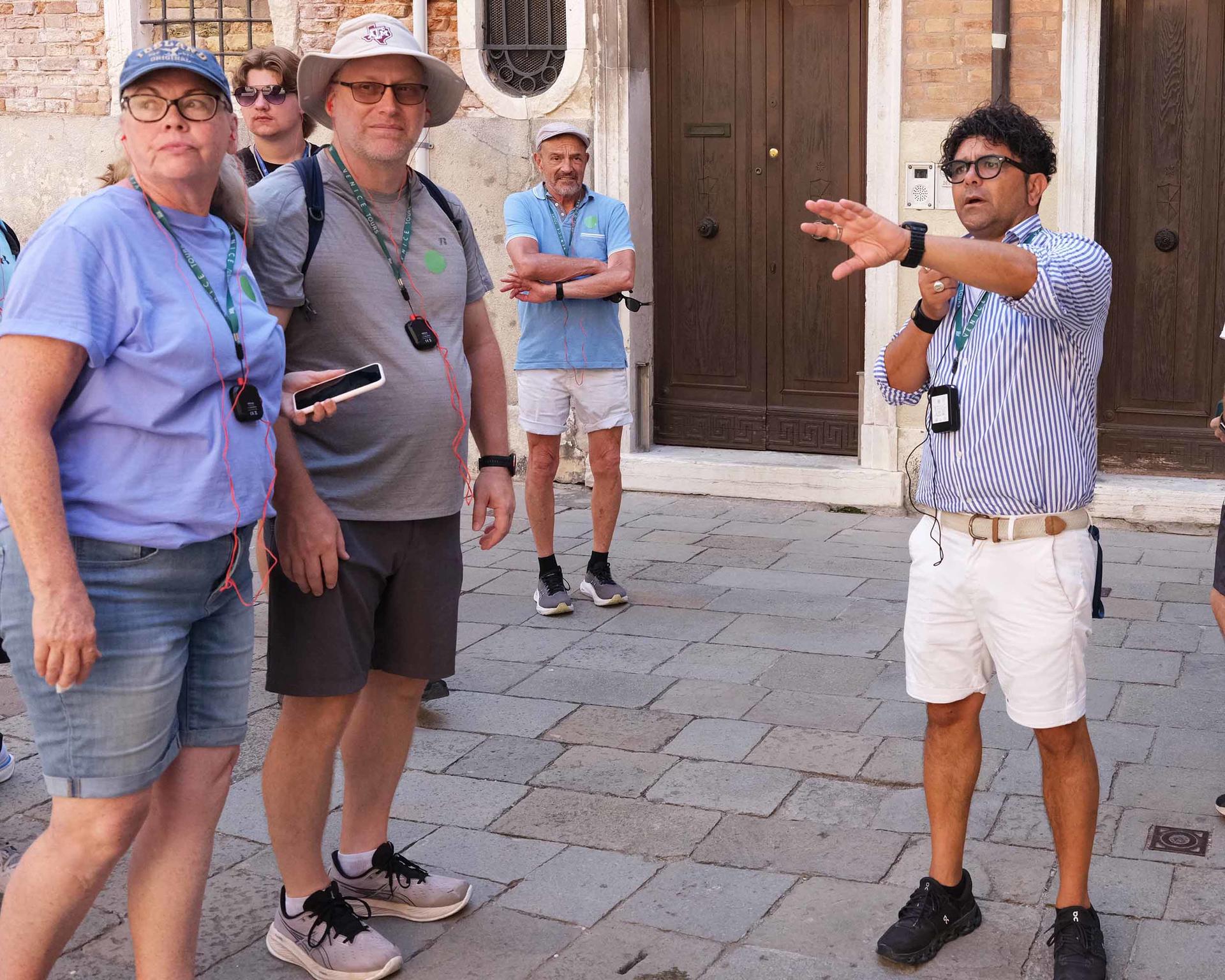 Grand Canal Gondola Ride and Walking Tour in Venice - Thumbnail 7