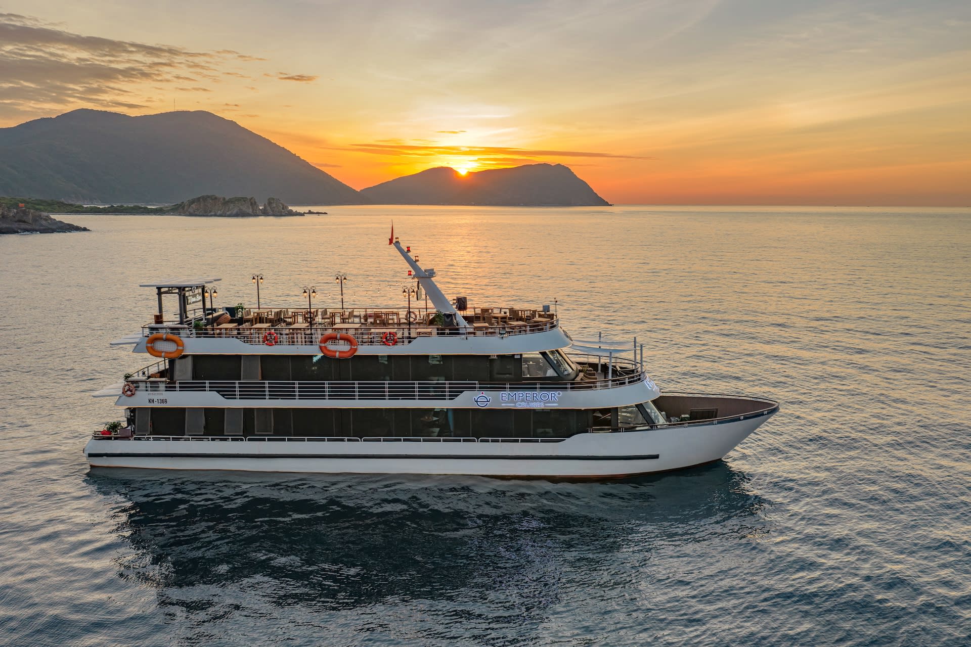 Sunset Cocktail and Dinner Luxury Emperor Cruise in Nha Trang - Thumbnail 12