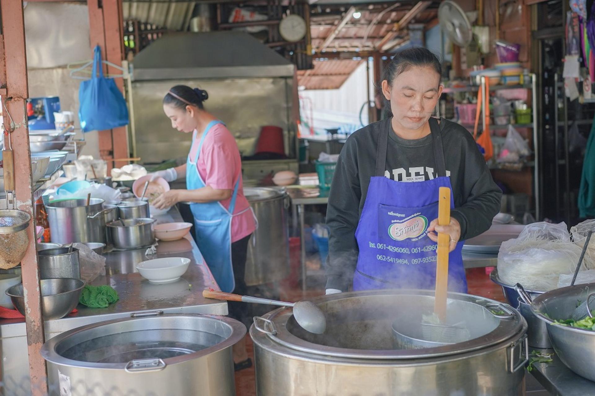 Wat Pho, Wat Arun & Flower Market Guided Walking Tour in Bangkok - Thumbnail 54