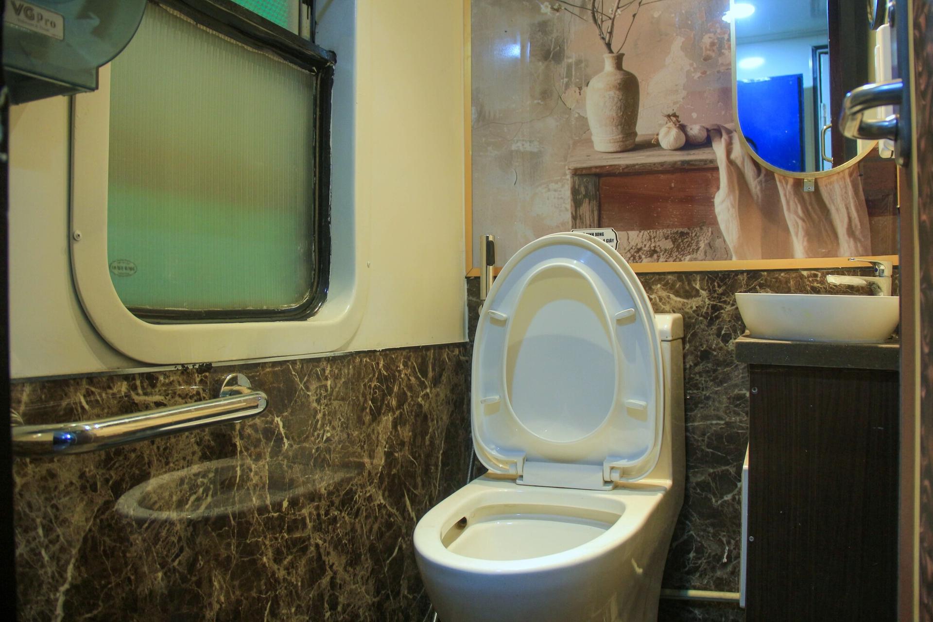 Ha Noi - Da Nang Train by Chapa Express - Thumbnail 7