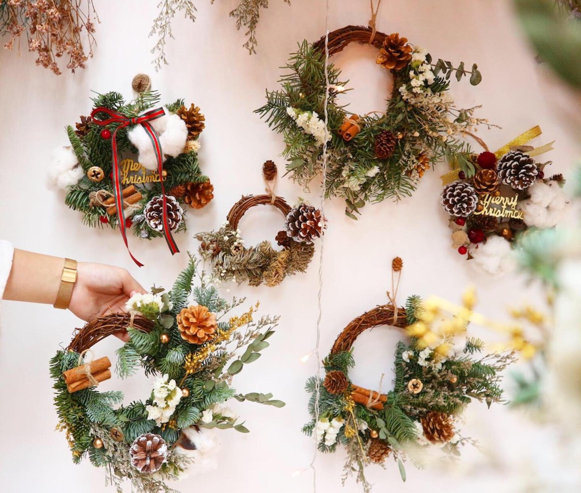 Myosotis Flower Christmas Wreath Workshop - Thumbnail 3