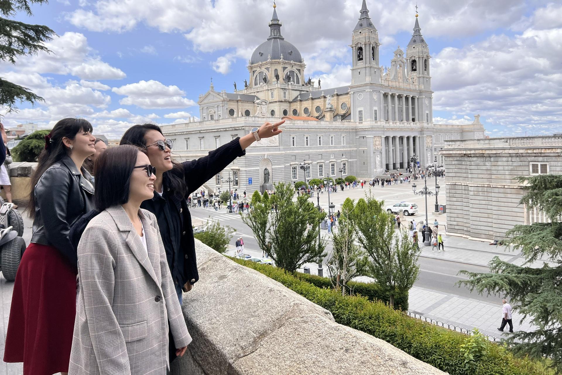 Royal Palace and Habsburgs Tour in Madrid - Thumbnail 7