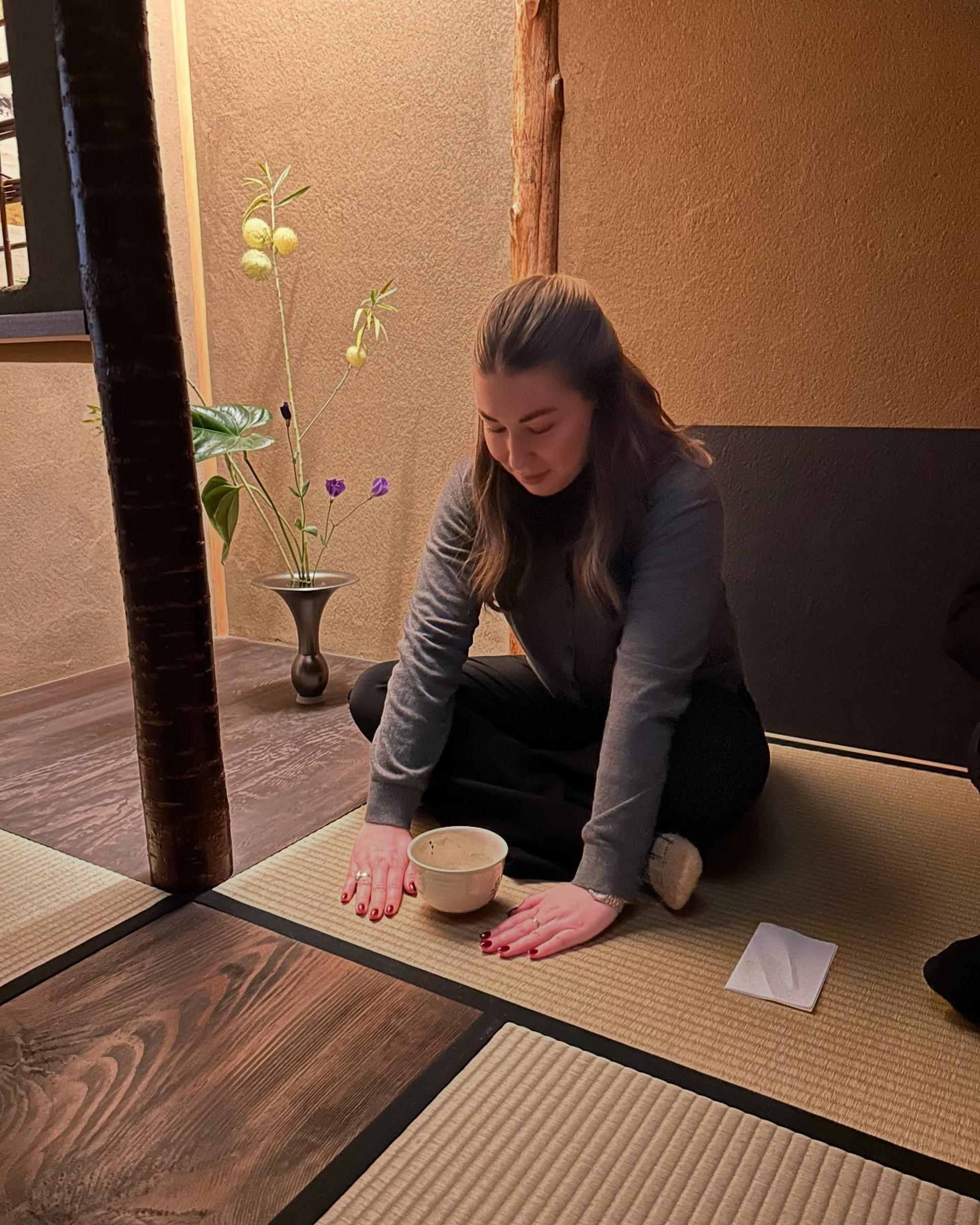 Tea ceremony in authentic tea room - Thumbnail 2