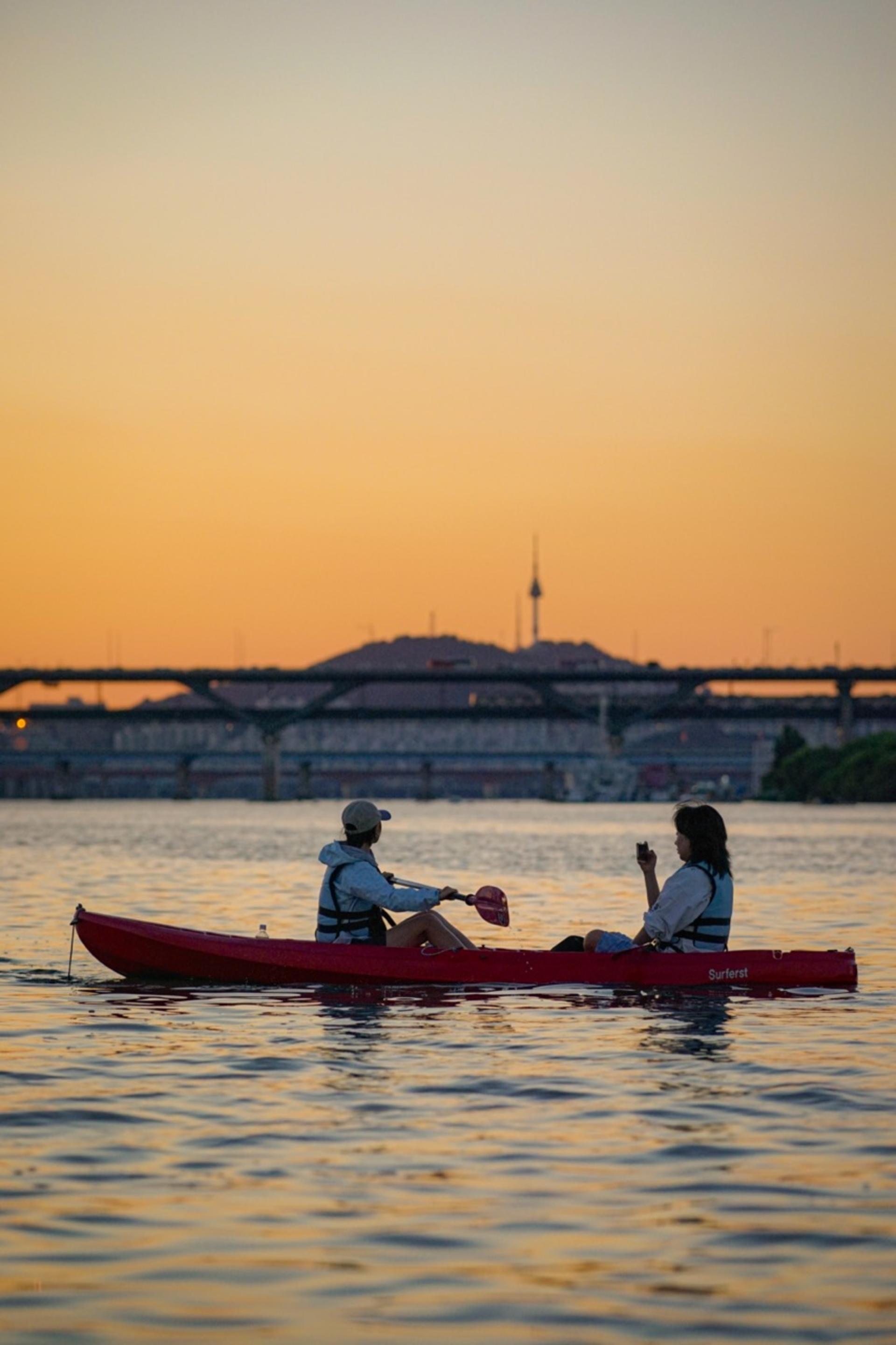 Kayak & Paddleboard Adventure on the Han River in Seoul - Thumbnail 19