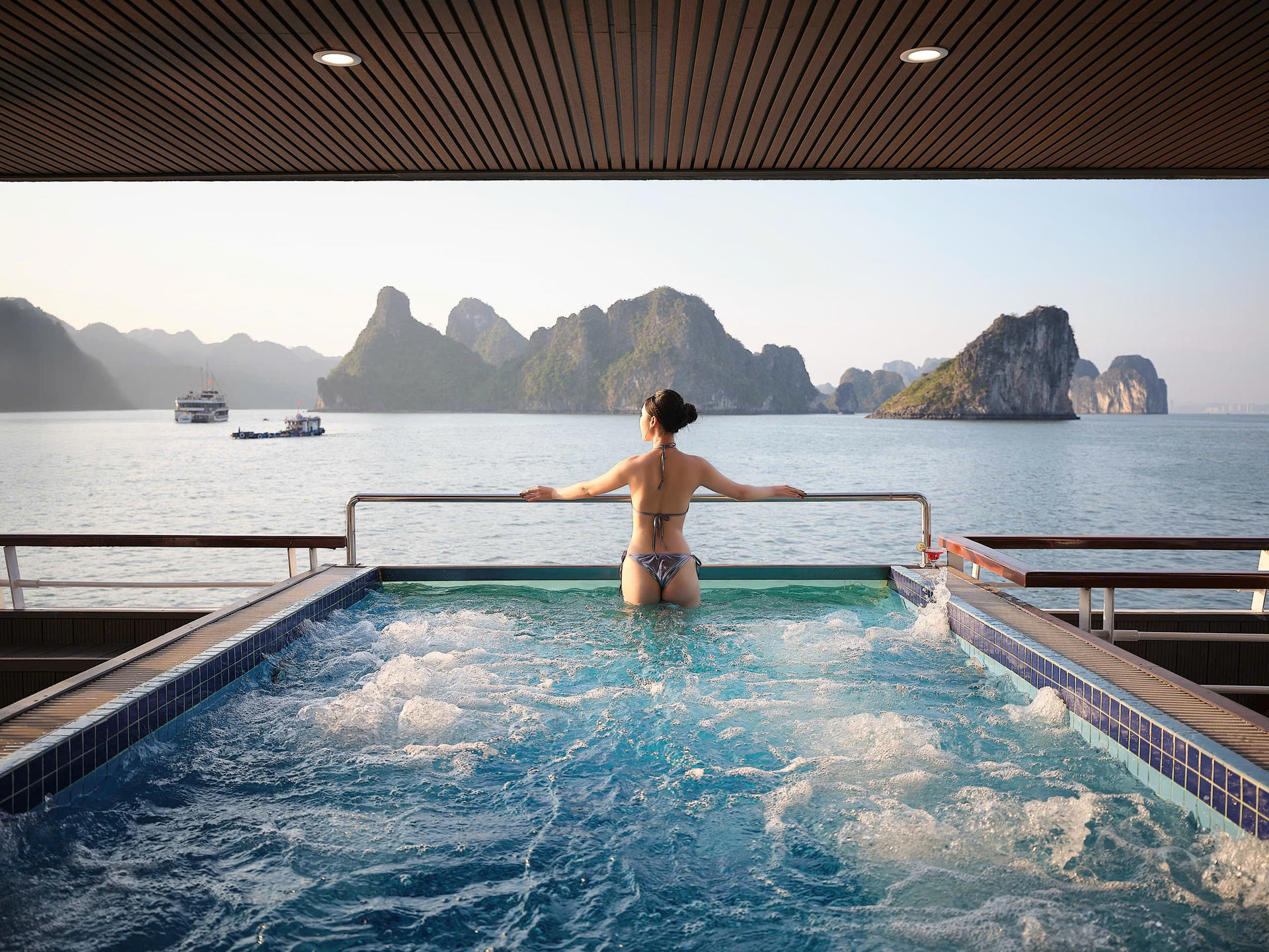 Diamond Luxury Day Cruise: Ha Long Bay,Sung Sot & Ti Top Island - Thumbnail 12