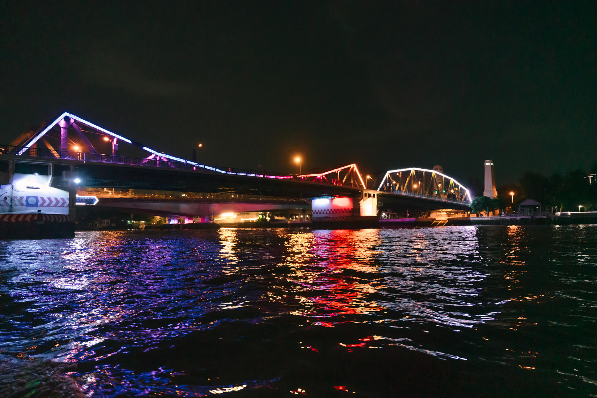  Chao Phraya River Night Cruise by Longtail Boat in Bangkok - Thumbnail 10