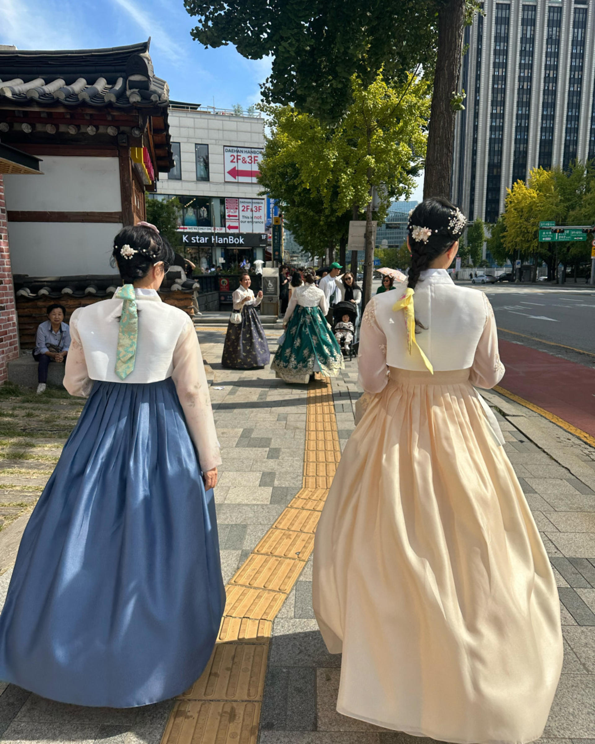Byulgungteo Hanbok Experience Gyeongbokgung Branch - Thumbnail 9