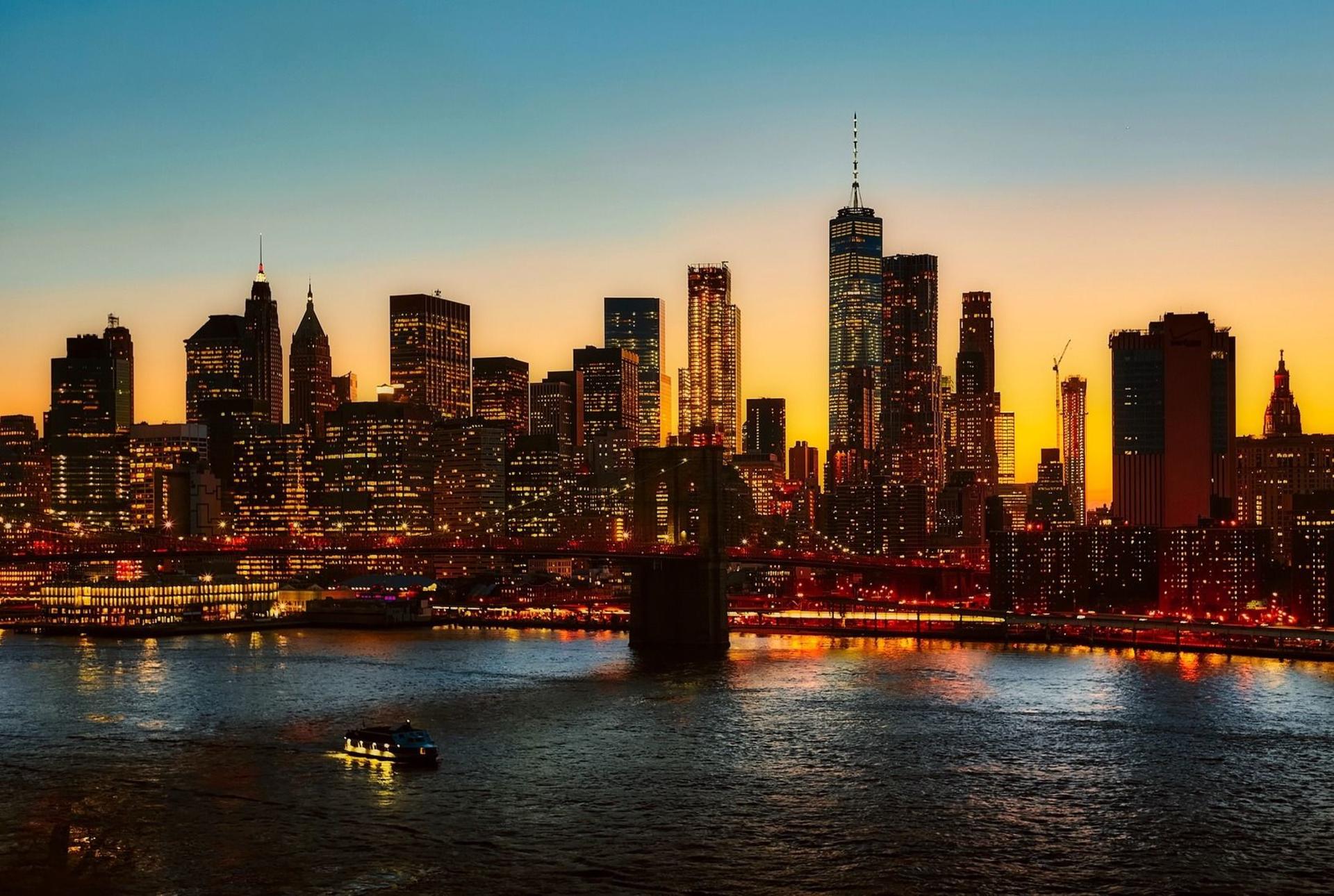 Manhattan Skyline and Statue of Liberty Night Cruise in New York - Thumbnail 22