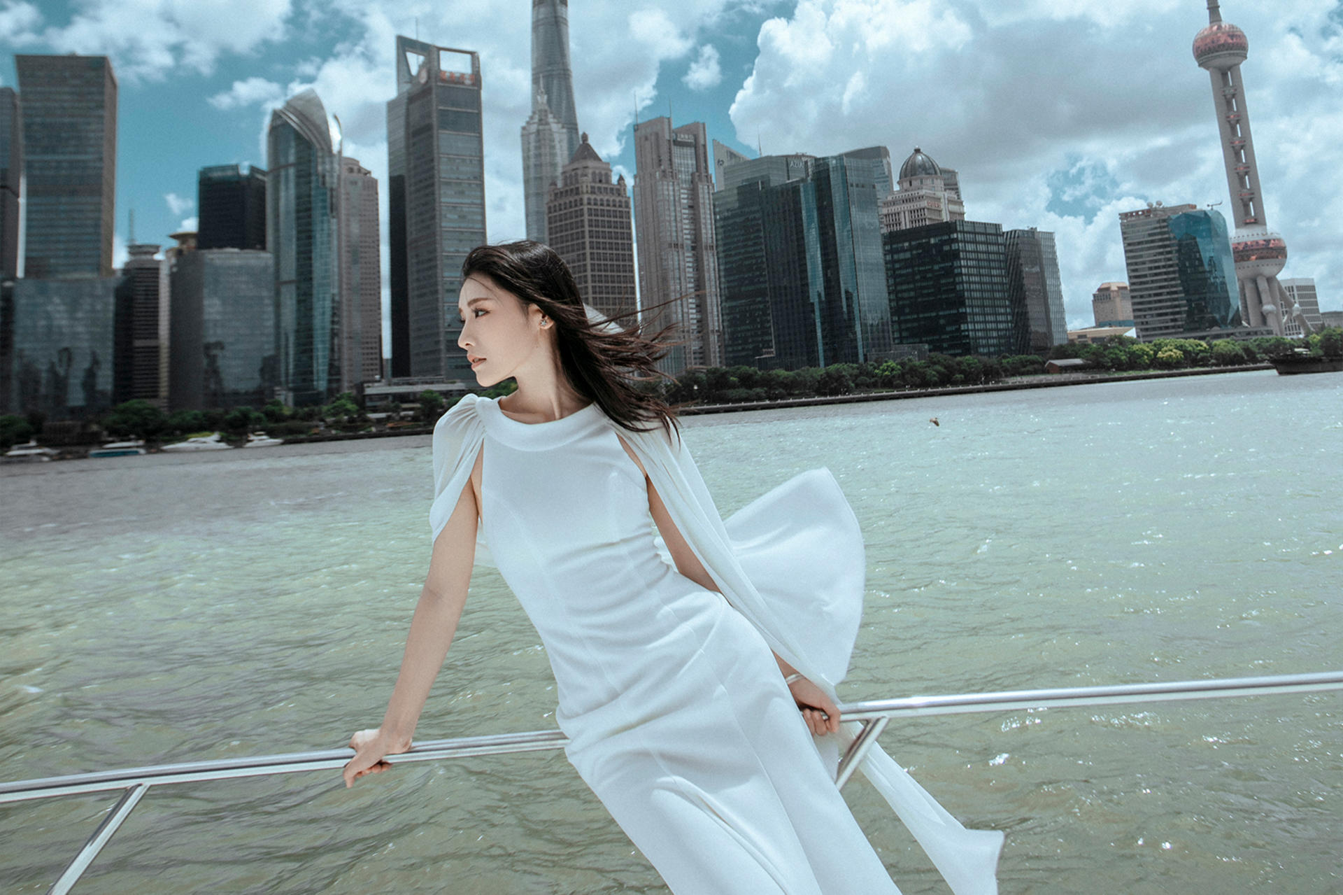 Shanghai Bund single person yacht photography service, approximately 2 hours, includes clothing and styling. - Thumbnail 6