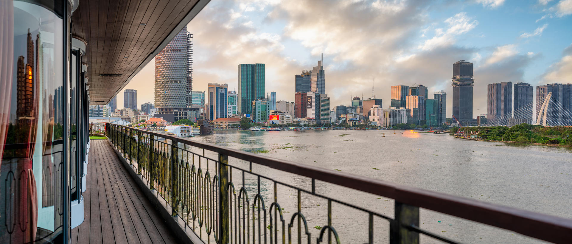 REVER Cruise: A Refined Dining Journey Along the Saigon River - Thumbnail 29