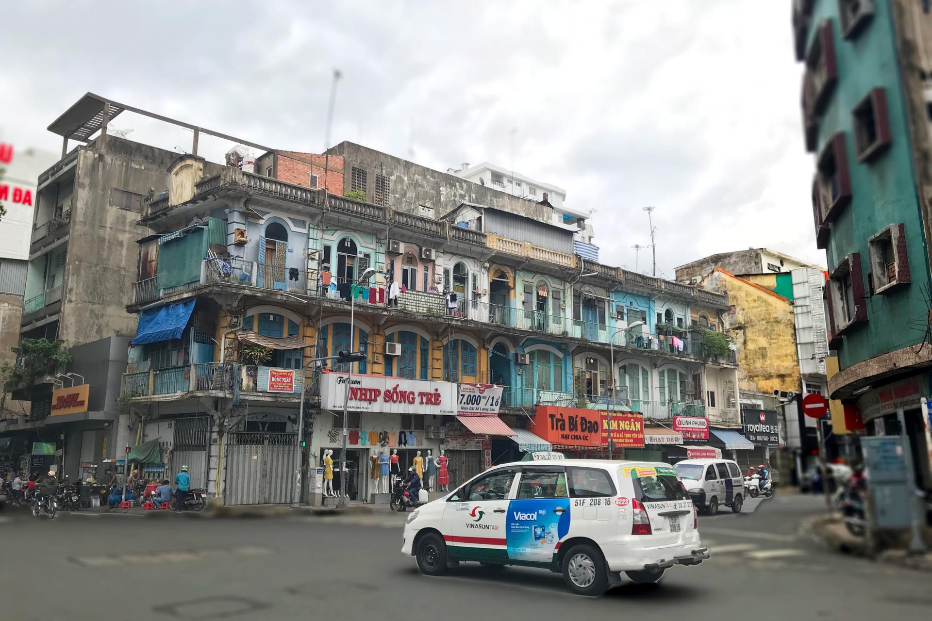 Private Check-out Tour: China Town, Massage, and Airport Drop-off - Thumbnail 3