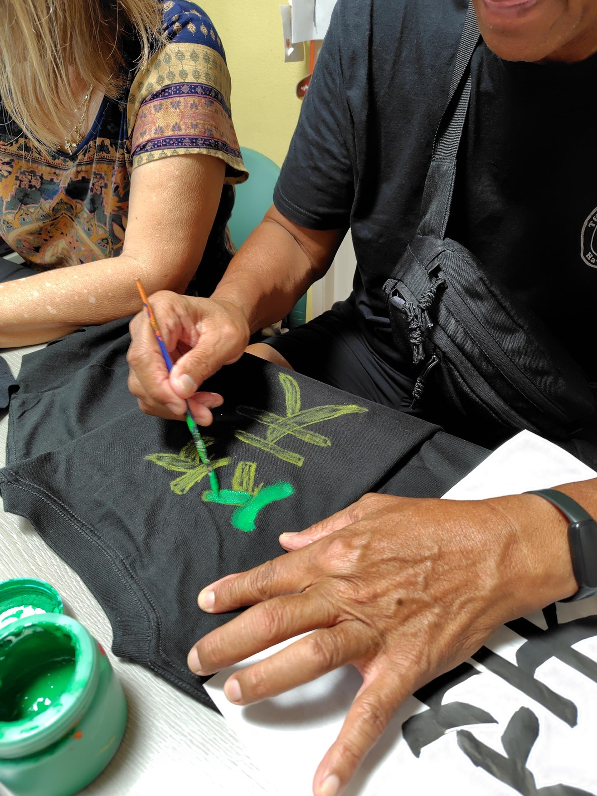 [Tokyo EdoHakuyo]: Kanji T-Shirt Painting & Okonomiyaki Making - Thumbnail 30
