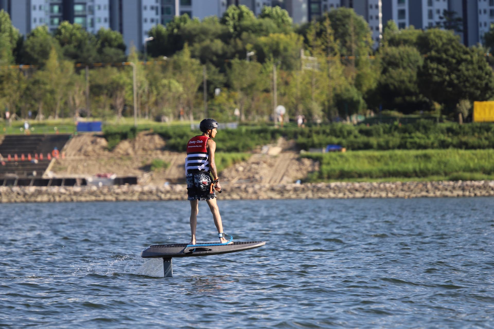 Efoil Experience on the Han River - Thumbnail 3