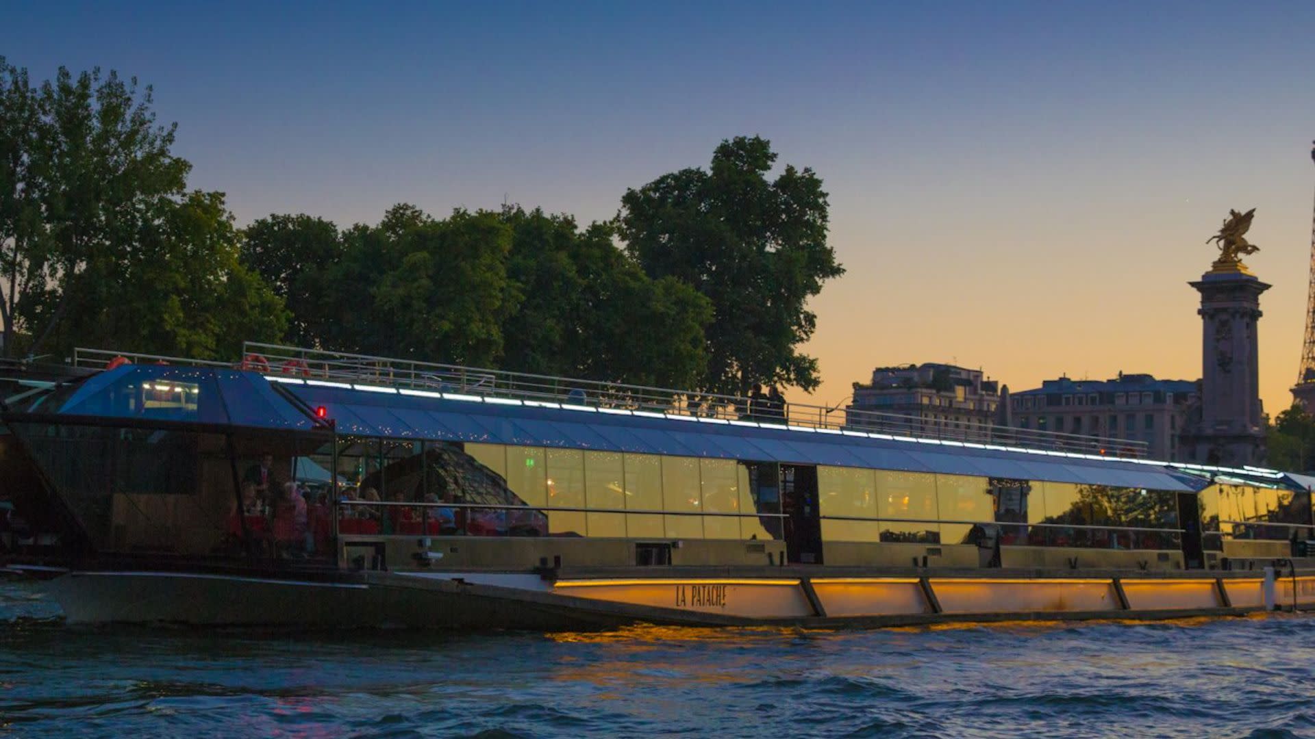 Seine River, Bateaux Mouches dinner cruise with live music in Paris - Thumbnail 5