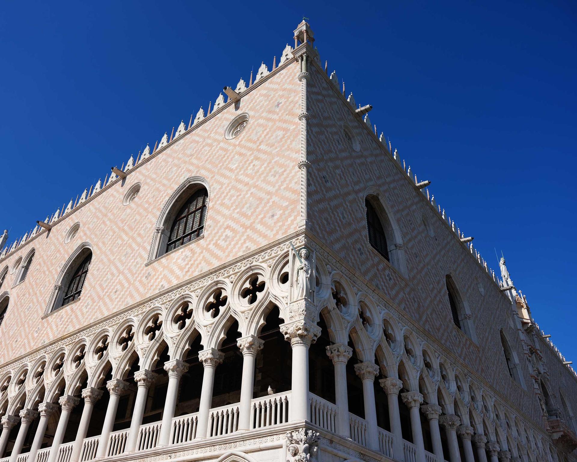 Golden Basilica, Ducal Palace, and Bridge of Sighs Tour - Thumbnail 15