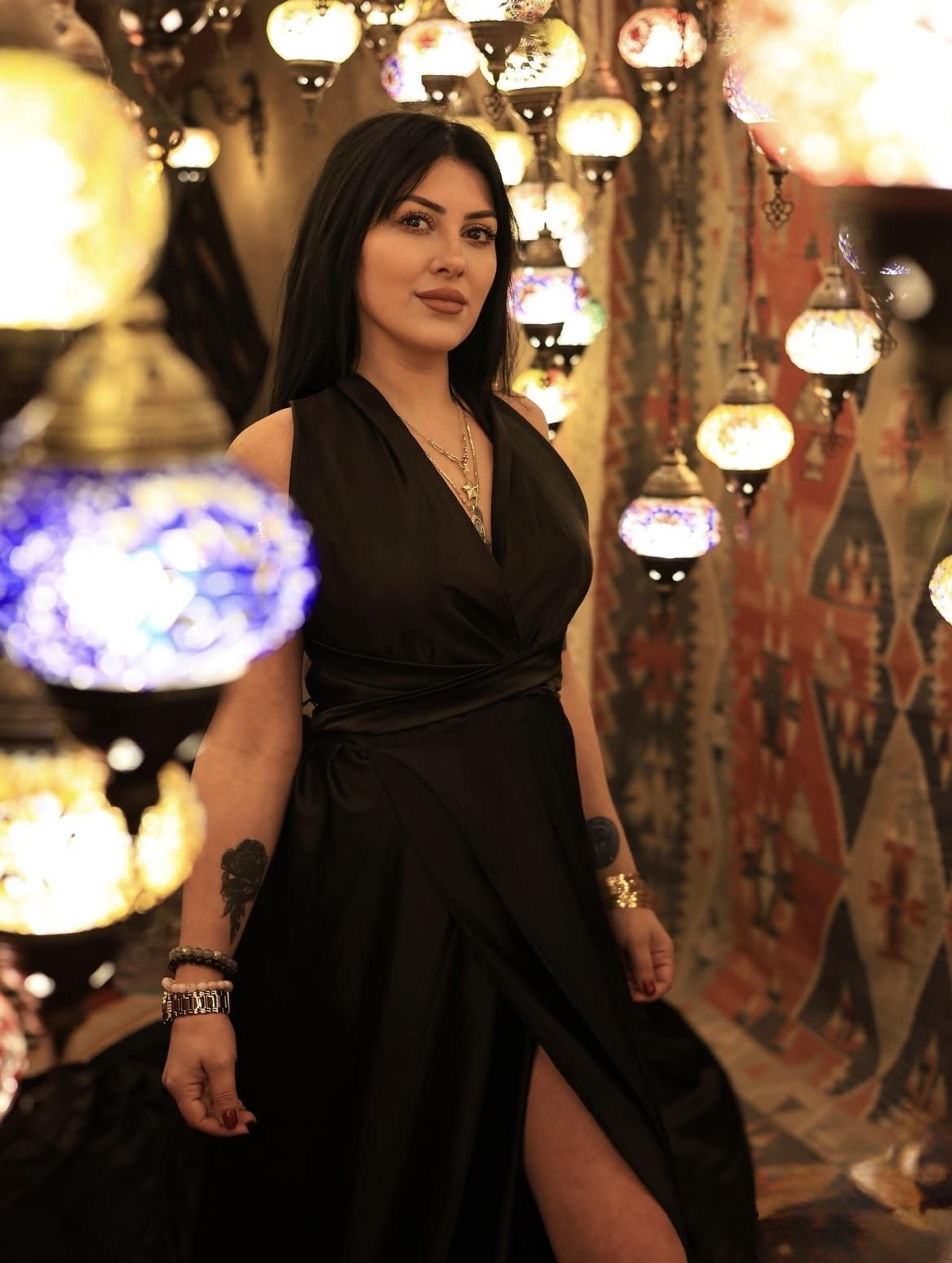Cappadocia Turkish Carpet House Photoshoot with Flying Dress - Thumbnail 5