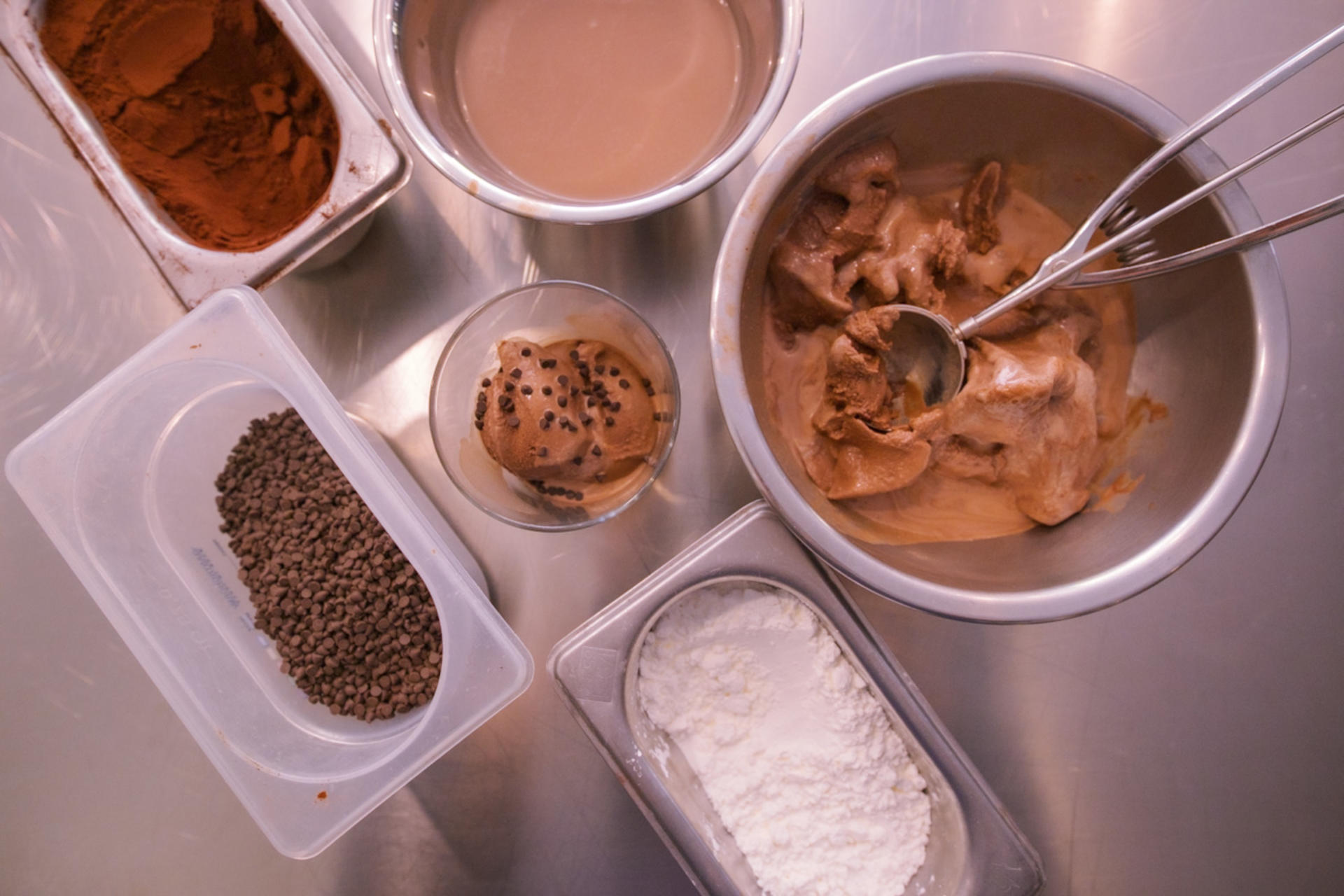 Pizza & gelato making class with unlimited wine in Florence - Thumbnail 3
