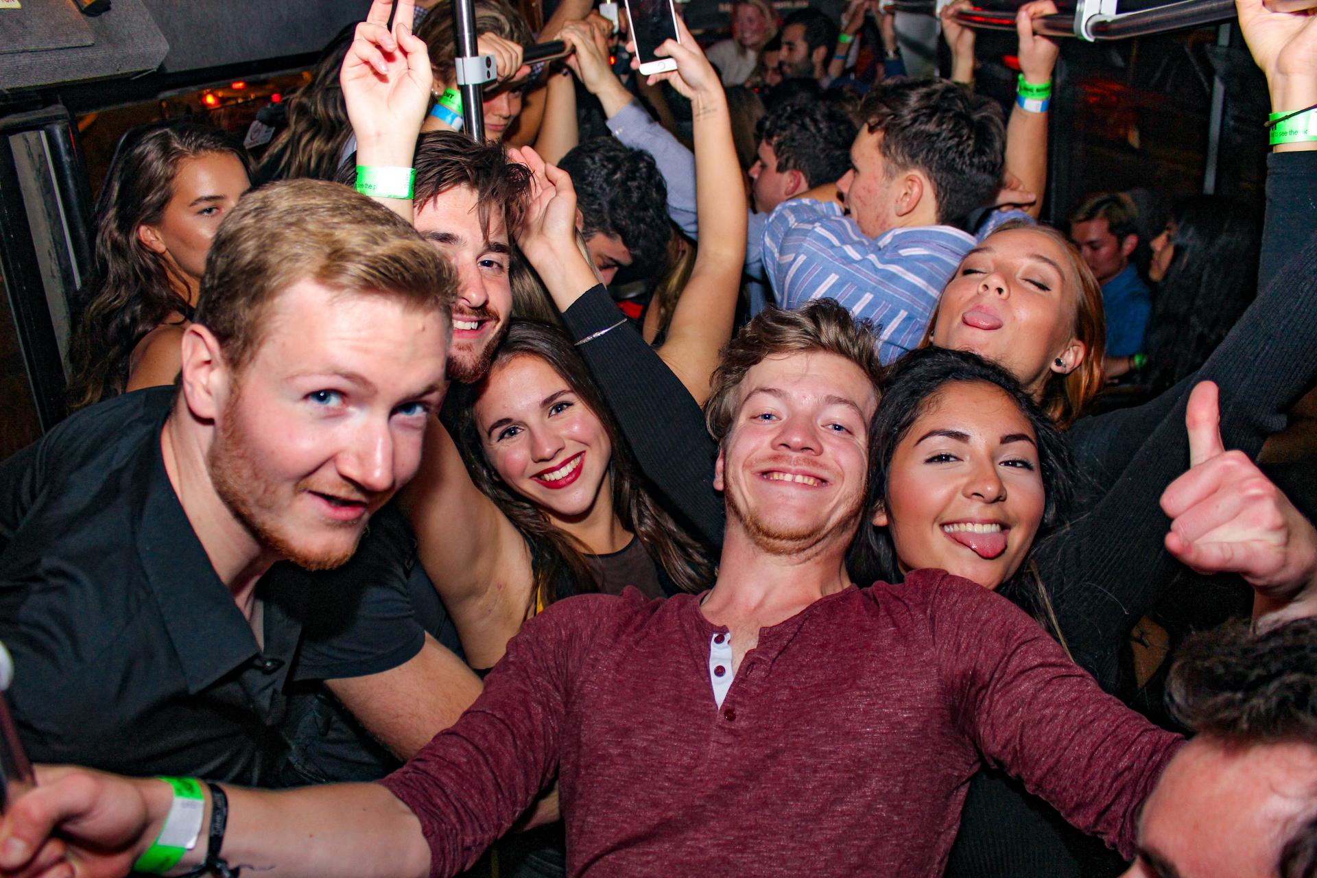 Sydney Nightlife Pub Crawl Experience - Thumbnail 2