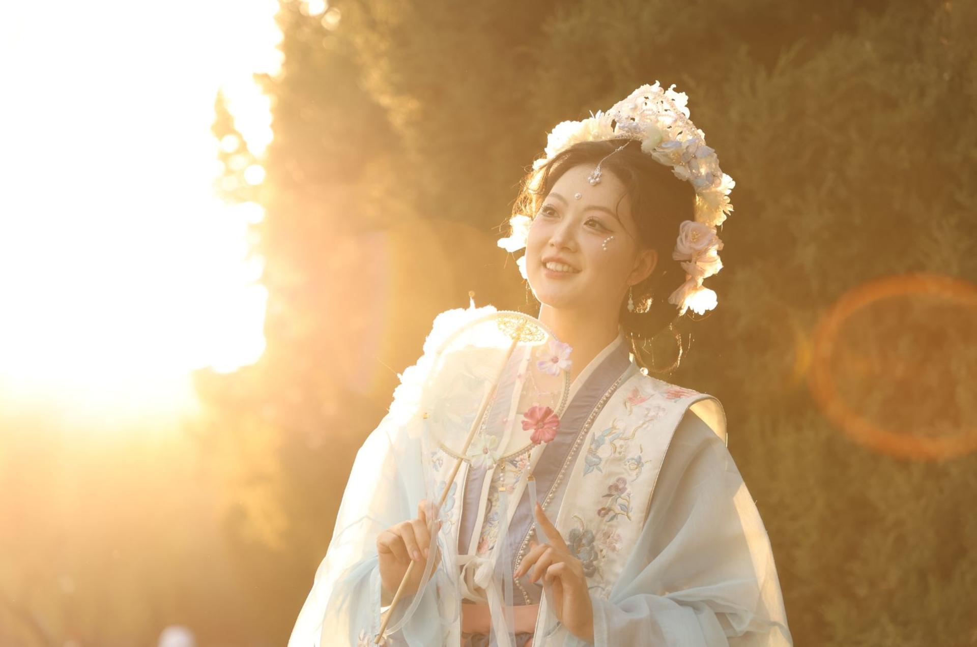 Beijing Hanfu/Song Dynasty Style/Warring States Robe/Qing Dynasty Han Chinese Women's Clothing Rental and Photography Experience (Chinese and English-speaking staff available in-store for barrier-free communication) - Thumbnail 3