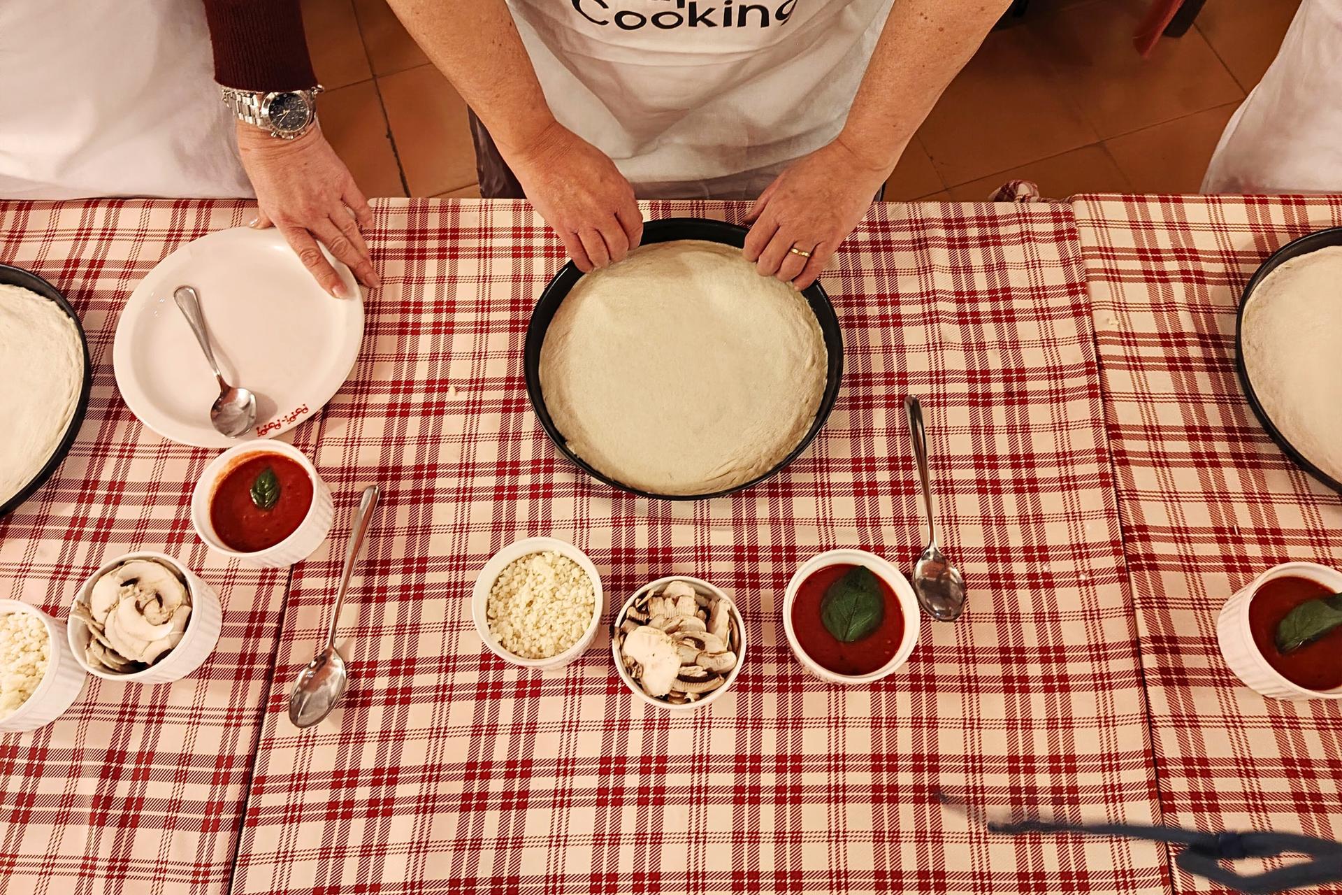 Authentic Roman Pizza Class in Trastevere with walking gelato tour - Thumbnail 7