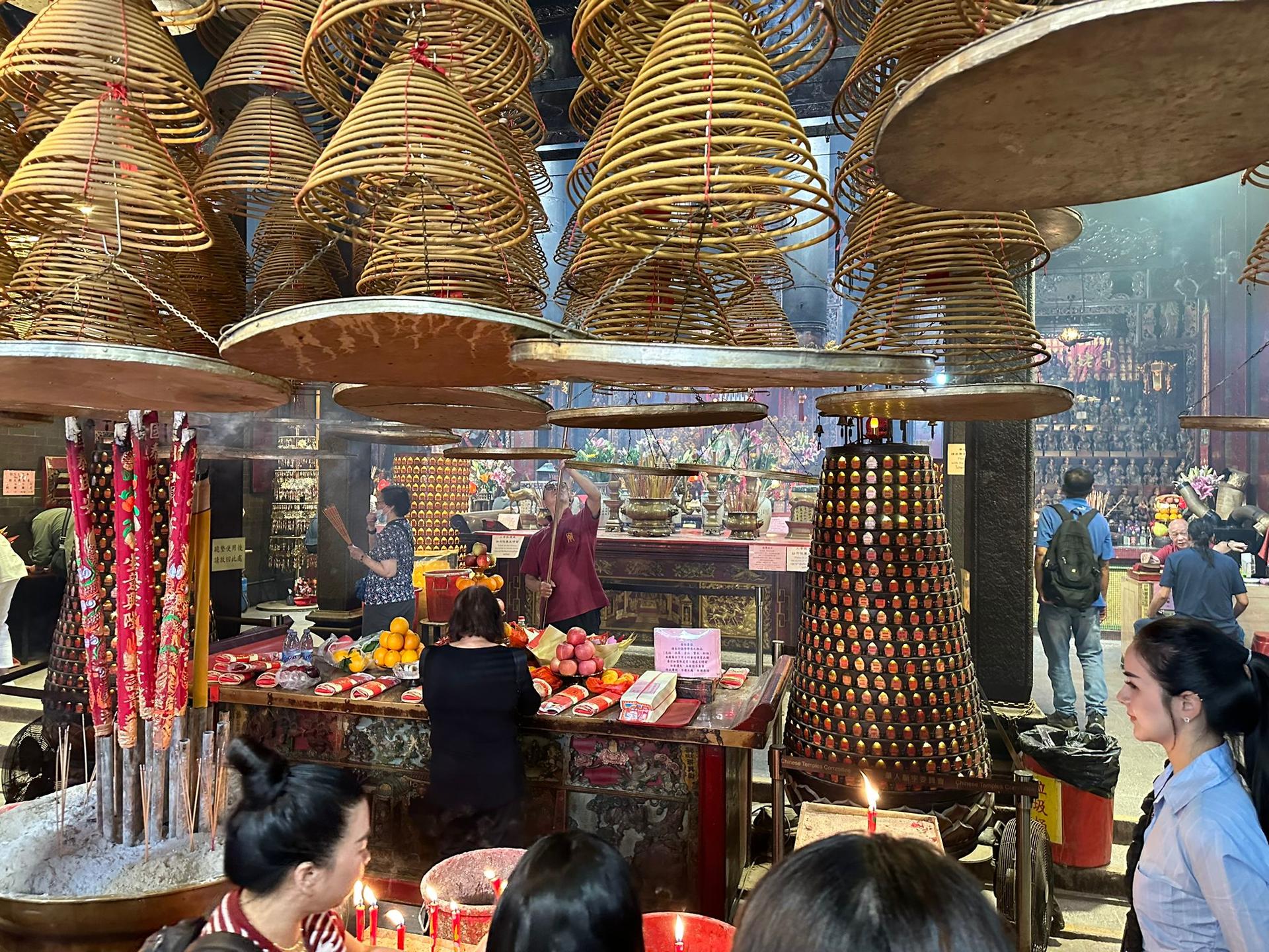 Ultimate Praying Temple Tour in Hong Kong  - Thumbnail 8