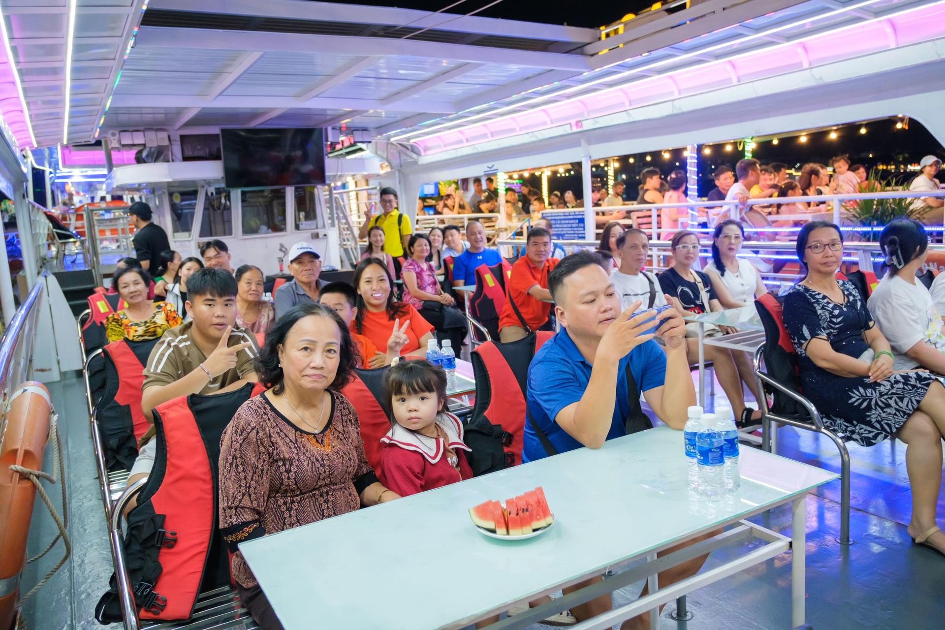 Explore Han River by Night by 7STARS Cruise Da Nang - Thumbnail 4