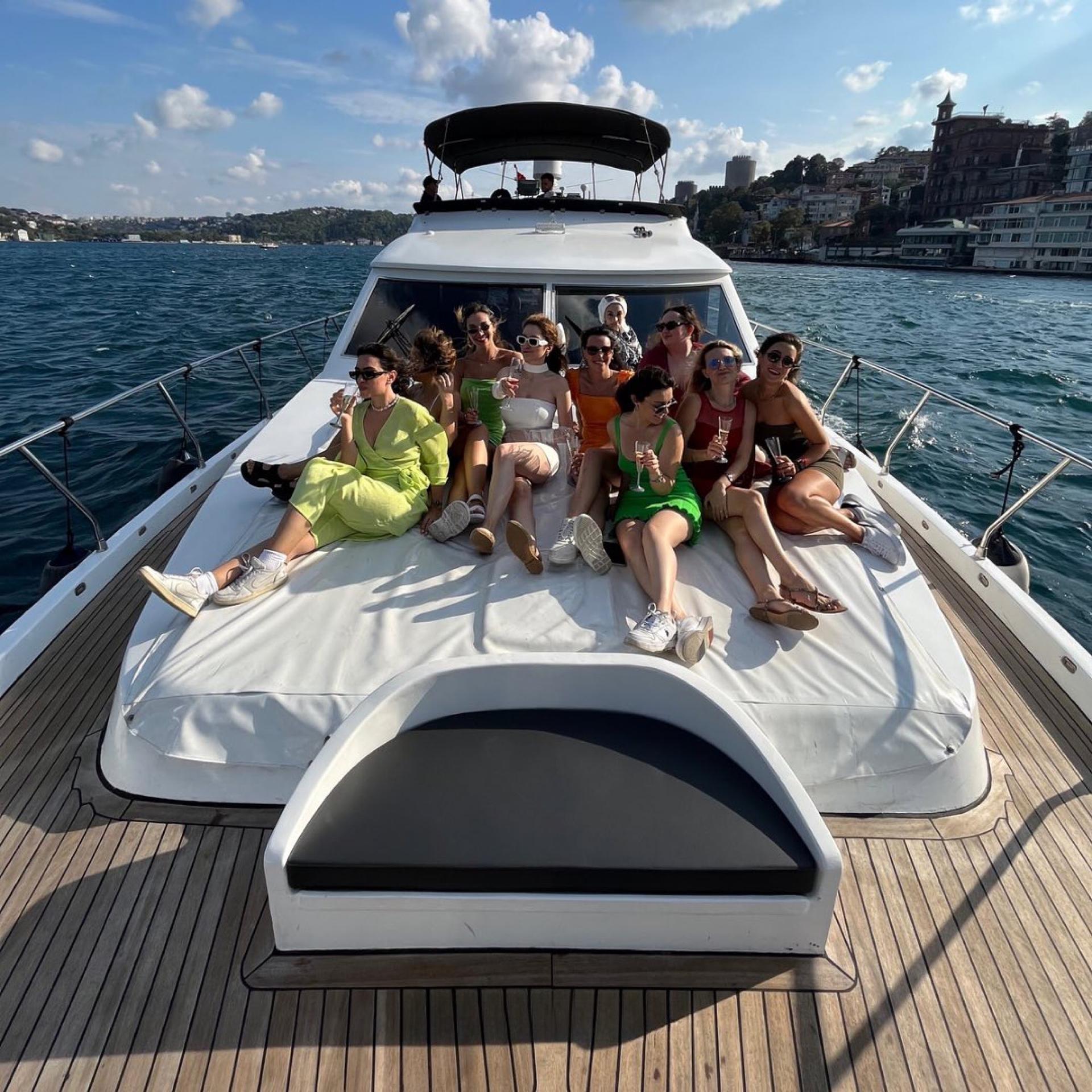 Sunset or Daytime Luxury Yacht cruise with AudioGuide & Snacks - Thumbnail 3