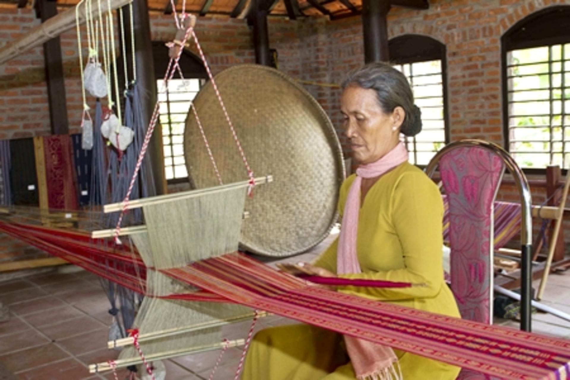 Silk Weaving Discovery In Hoi An Silk Village - Thumbnail 2