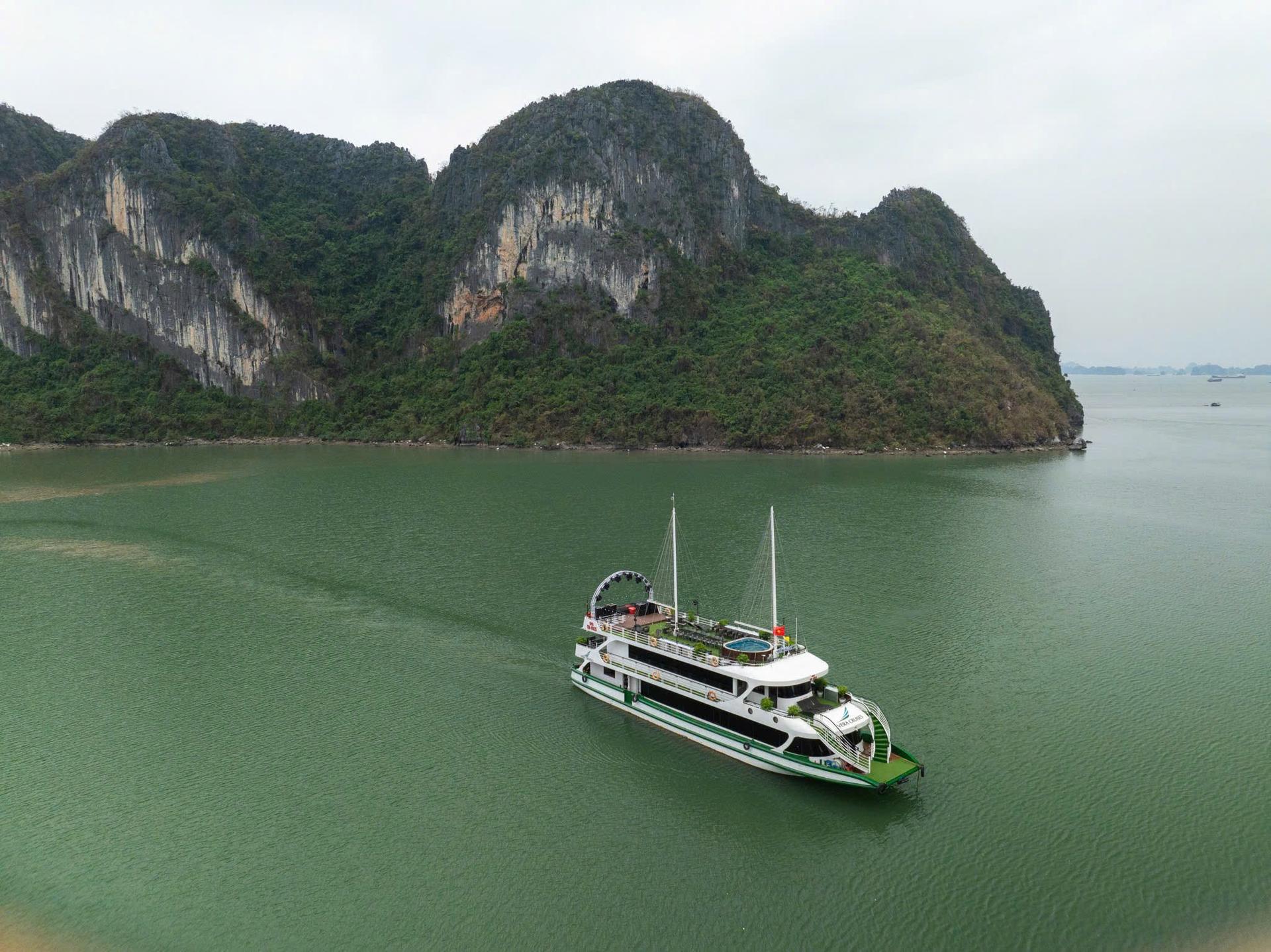 Vera Day Cruise: Ha Long Bay with Sung Sot & Ti Top - Thumbnail 25