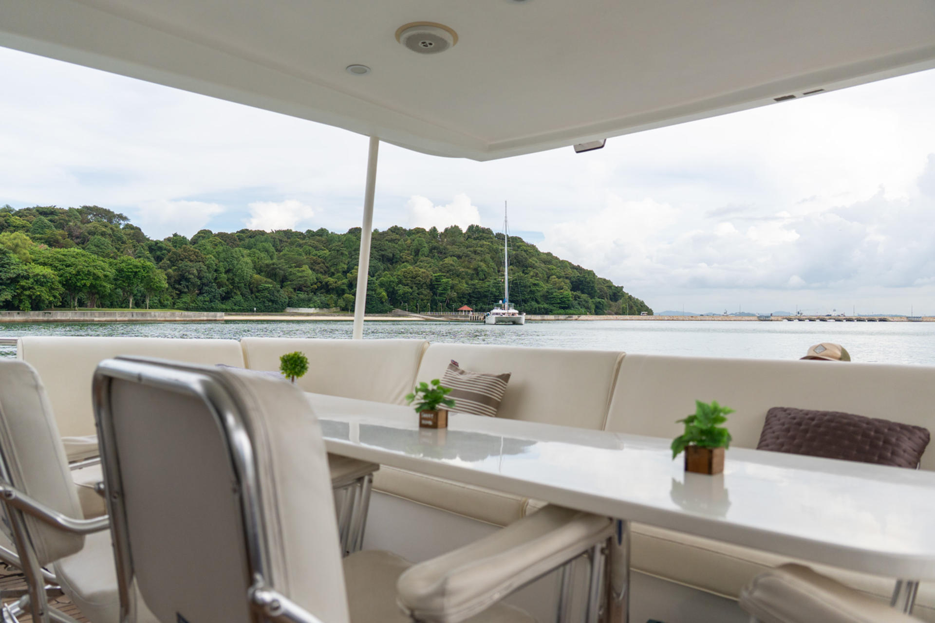 Lazarus Island MOJO Luxury Yacht by Shimmering Sea Cruises - Thumbnail 9