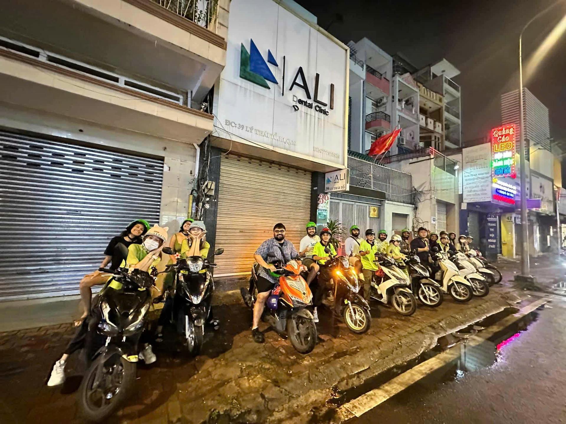 HCMC Highlight & Street Food Motorbike Tour | Female Riders Optional - Thumbnail 15