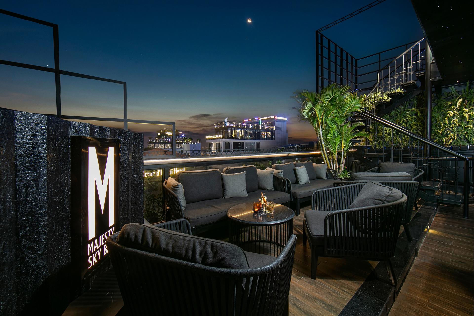 Majesty Sky Bar Cocktails & City Views in Hanoi - Thumbnail 6