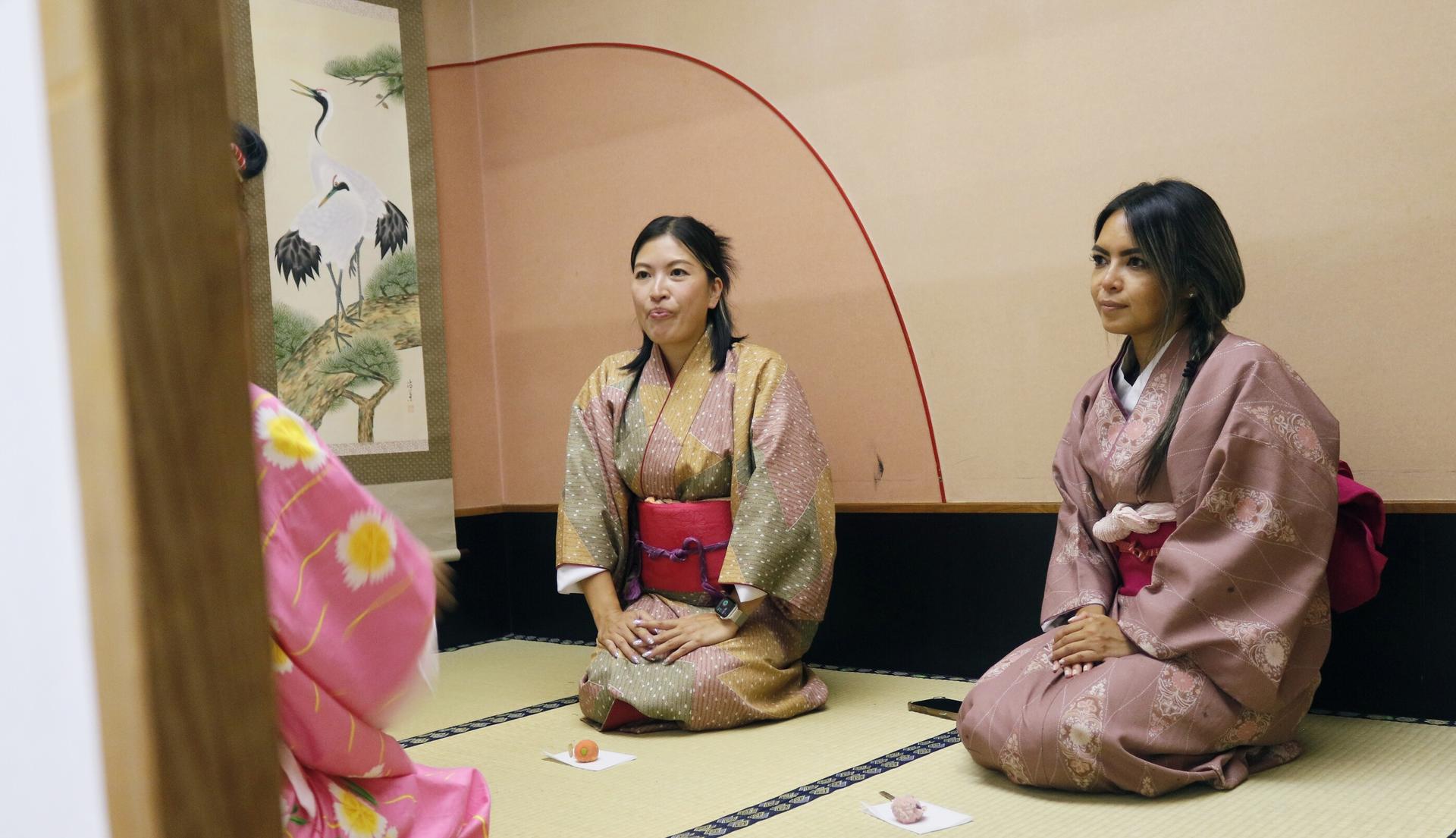 Learn Zen of Making tea Matcha,enjyoing Wagashi in kimono set - Thumbnail 6