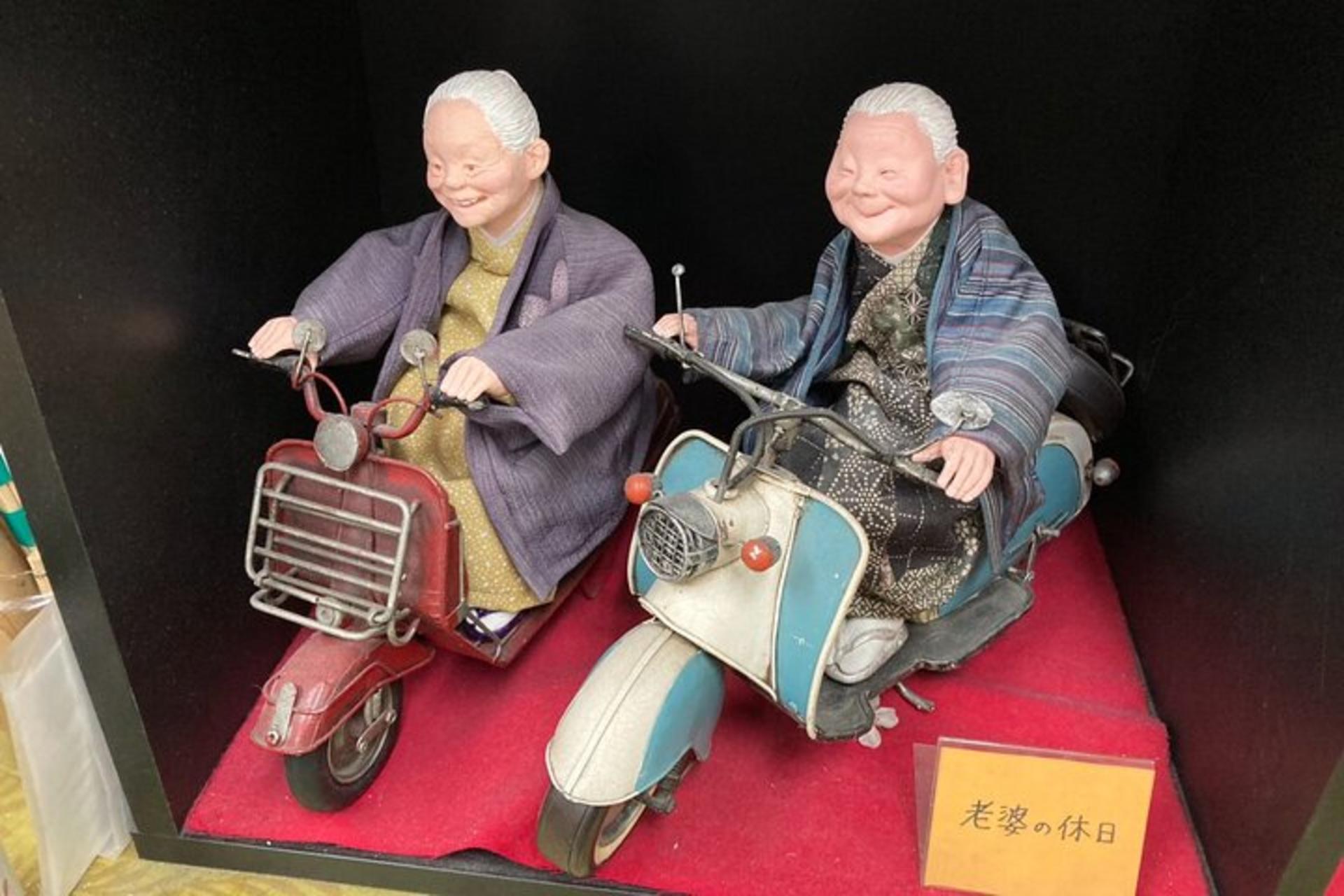 Tokyo: Private Tour of Beckoning Cat Painting at Yanaka - Thumbnail 6